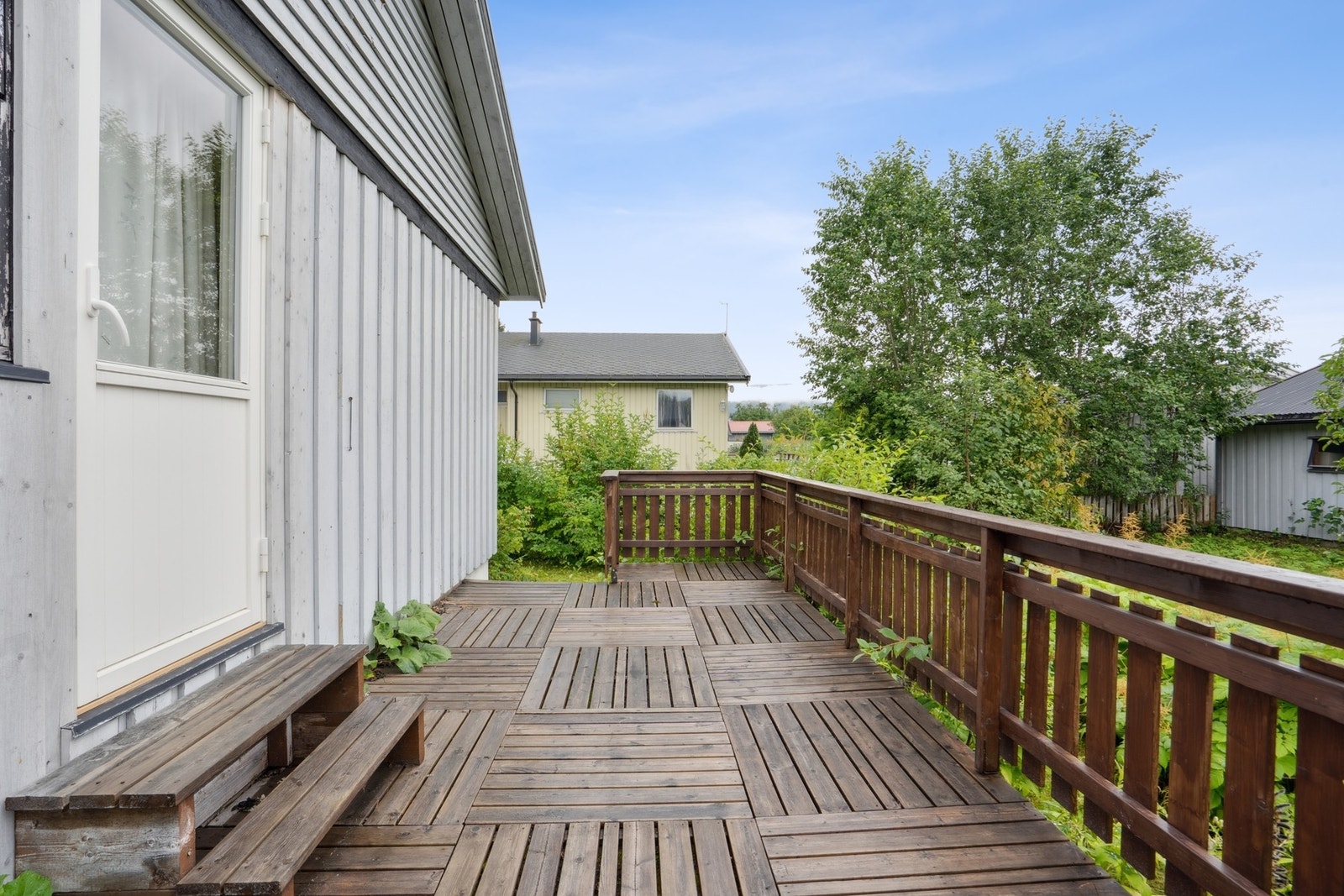 Vestvendt terrasse på 18 m2. God plass til møblementer og grill. Galleribilde