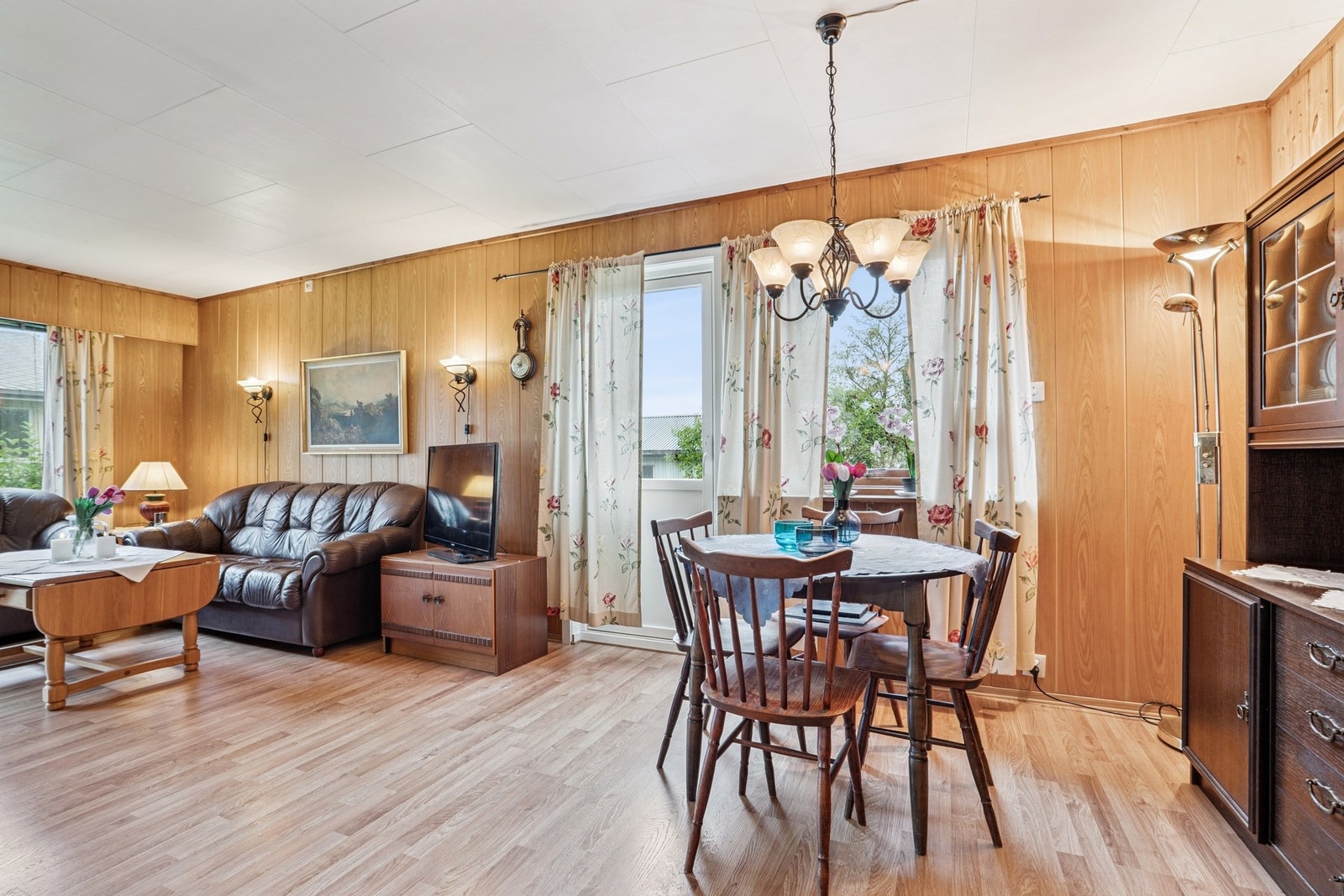 Fra stuen er det utgang til en romslig balkong. Galleribilde