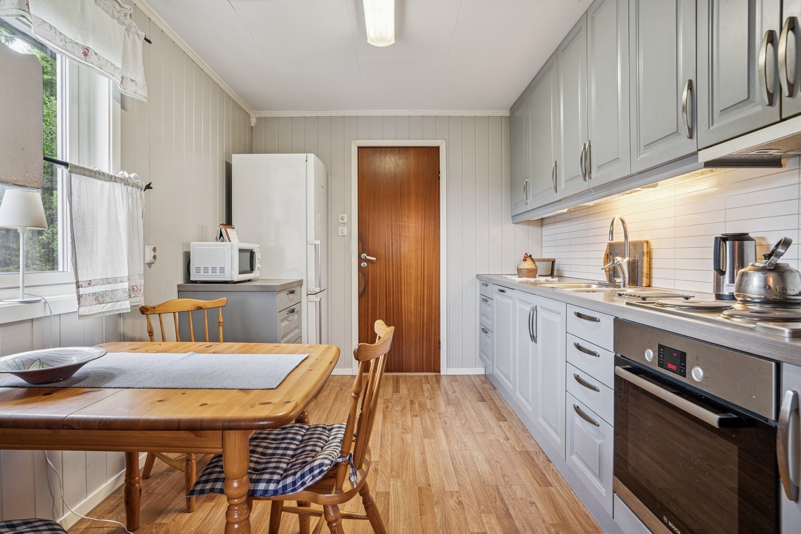 Det er kjøkkenventilator med avtrekk ut. Galleribilde