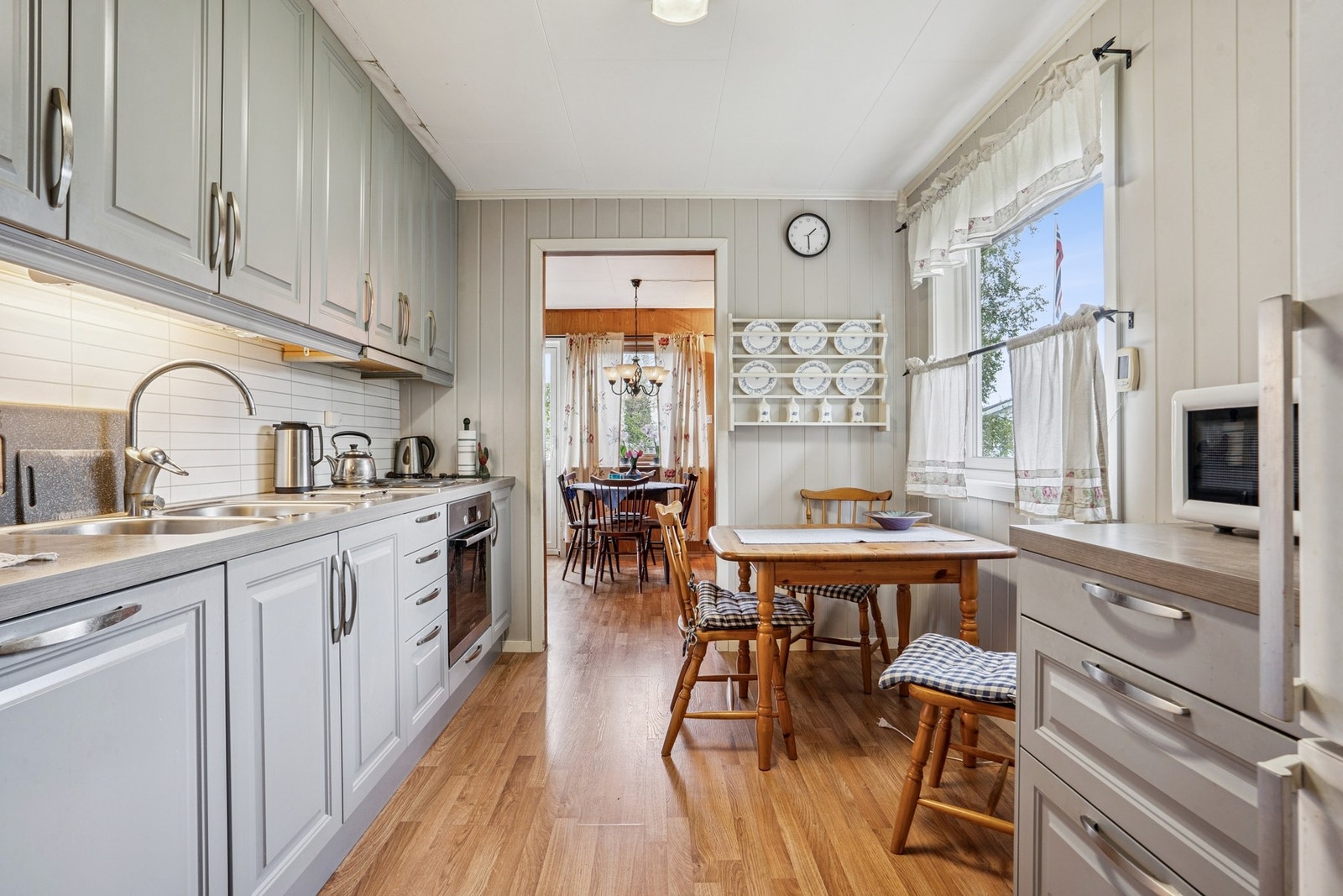 Det er integrert oppvaskmaskin, stekeovn og koketopp med komfyrvakt. Galleribilde