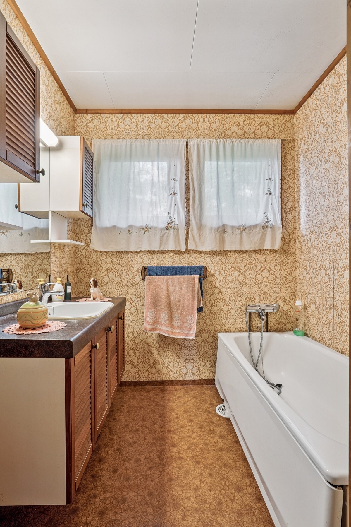 Baderomsinnredning med nedfelt servant med ett-greps
blandebatteri.
Speil og lysarmatur over servant. Galleribilde