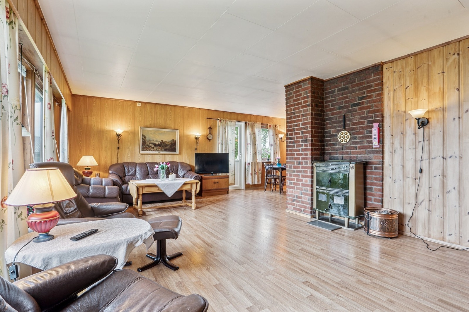 Boligen blir varmet opp med vedfyring og elektrisk oppvarming. Galleribilde