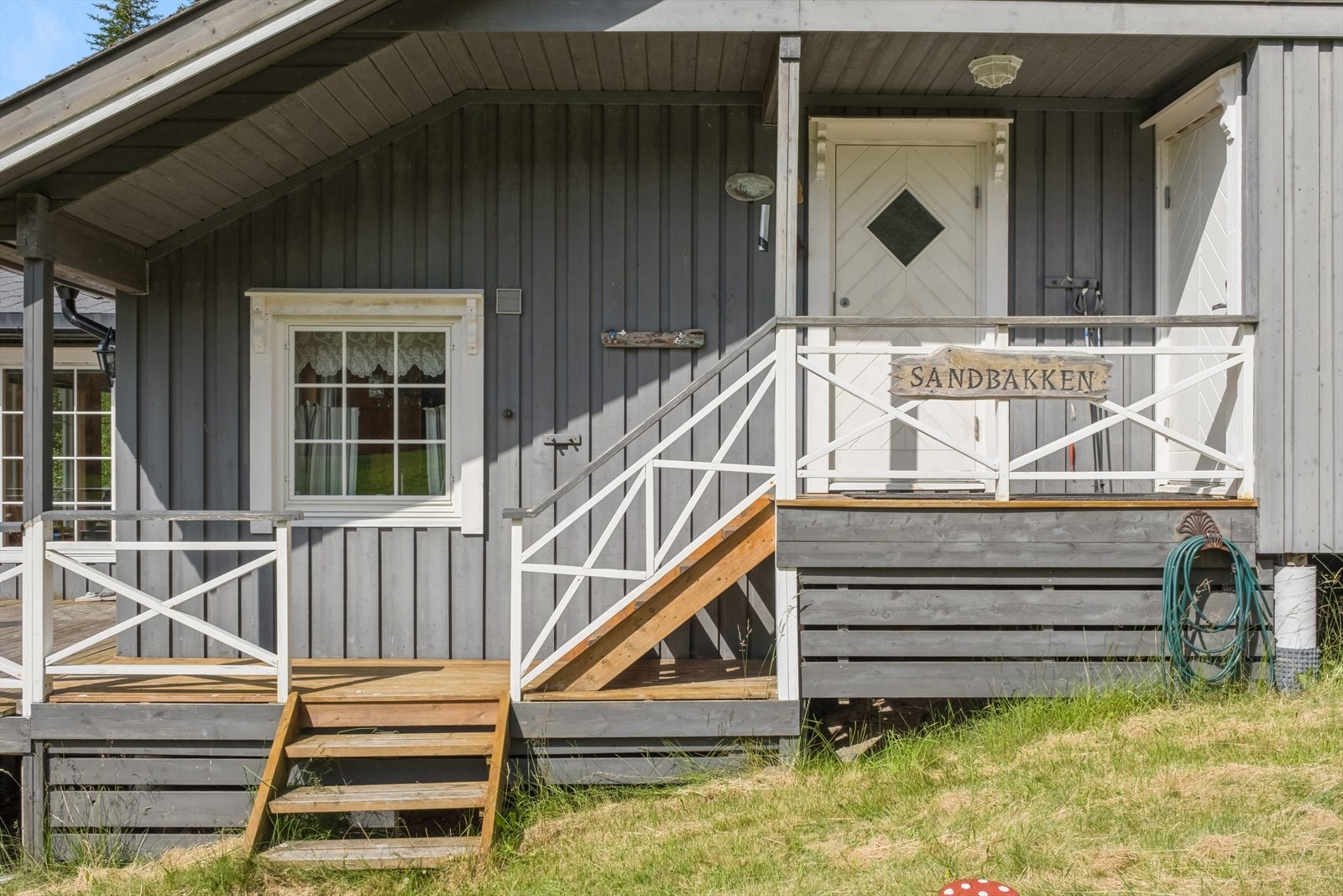 Velholdt hytte fra 2005. Eiet tomt på 997 kvm. Galleribilde