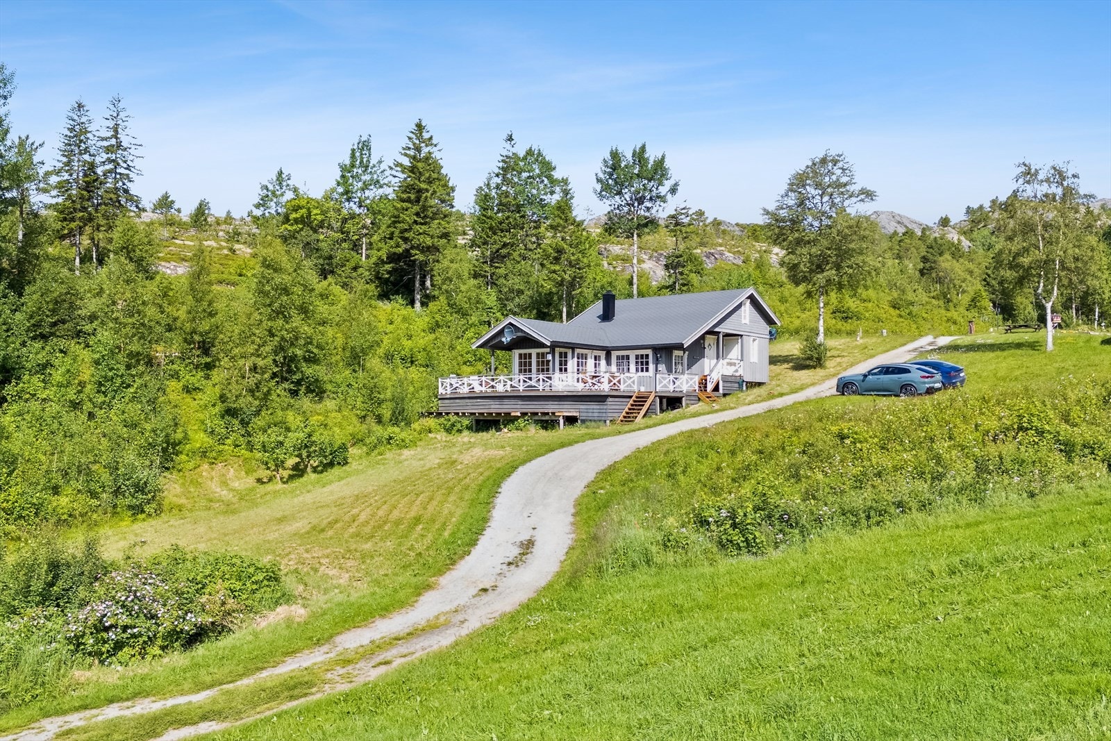 Hytta har en lun og skjermet beliggenhet. Avstand ned til sjø er ca. 250 m. medfølger stort naust på 38 kvm Galleribilde