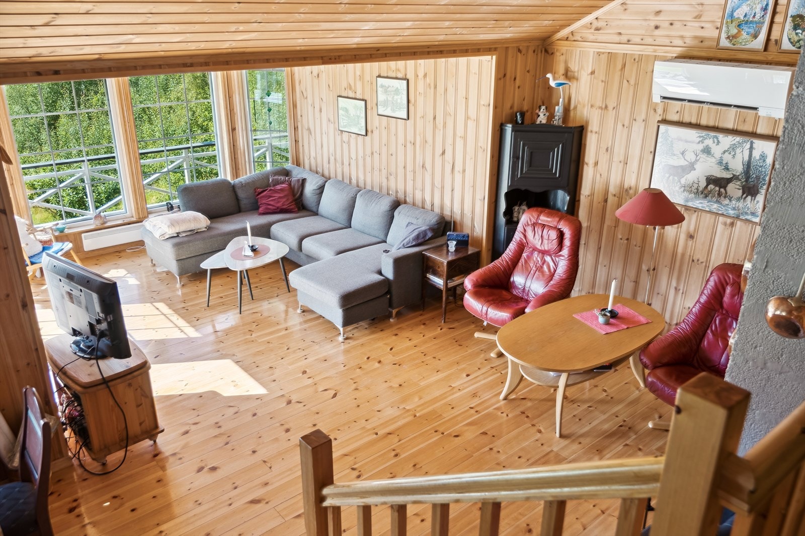 Stue med vedovn og varmepumpe Galleribilde