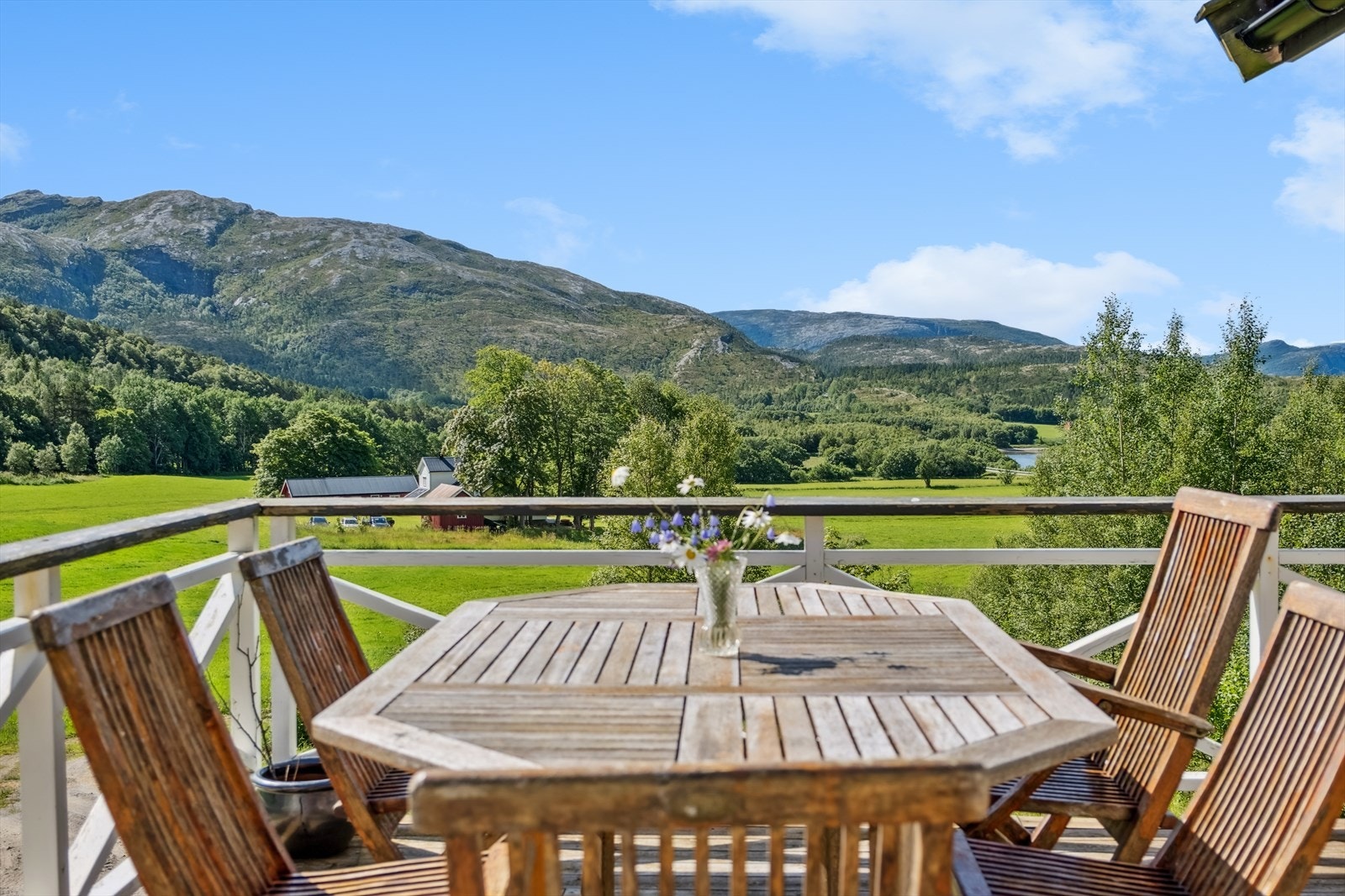 Fin utsikt fra veranda. Ligger lunt til ved kysten Galleribilde