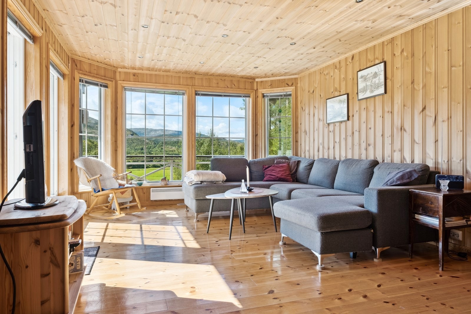 Stue med store vindusflater og ingen innsyn Galleribilde