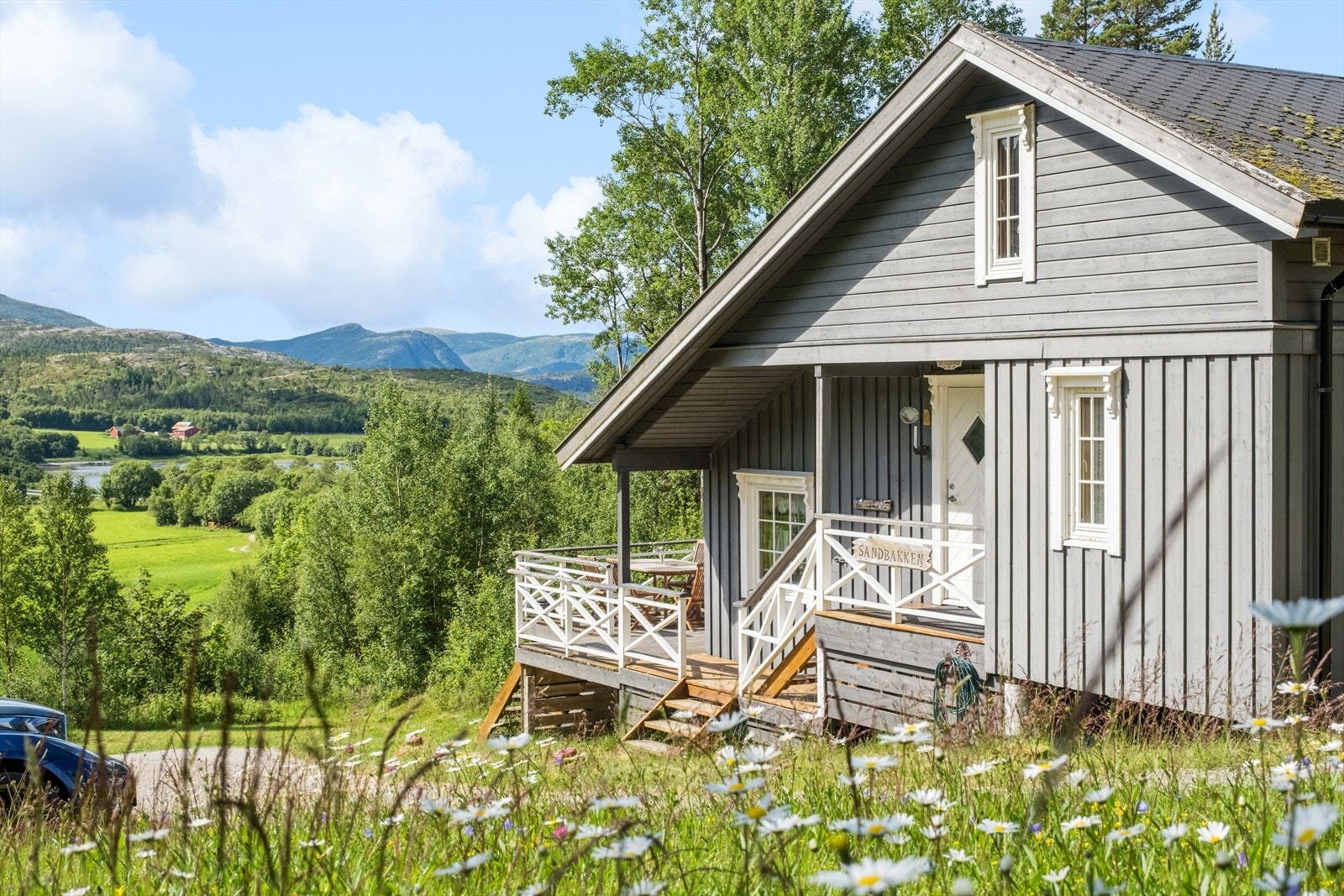 Hytte beliggende på Sitter, med kort veg ut til storhavet. Hytten ligger lunt og skjermet til ca. 200-250 m fra sjøen i et mindre hyttefelt med ca. 4 hytter. Bilveg helt frem. Galleribilde