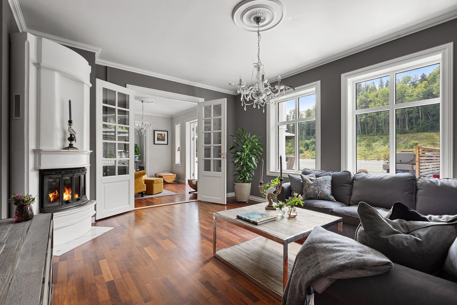 Peisovnen skaper en lun og koselig atmosfære på kjølige kvelder. Galleribilde