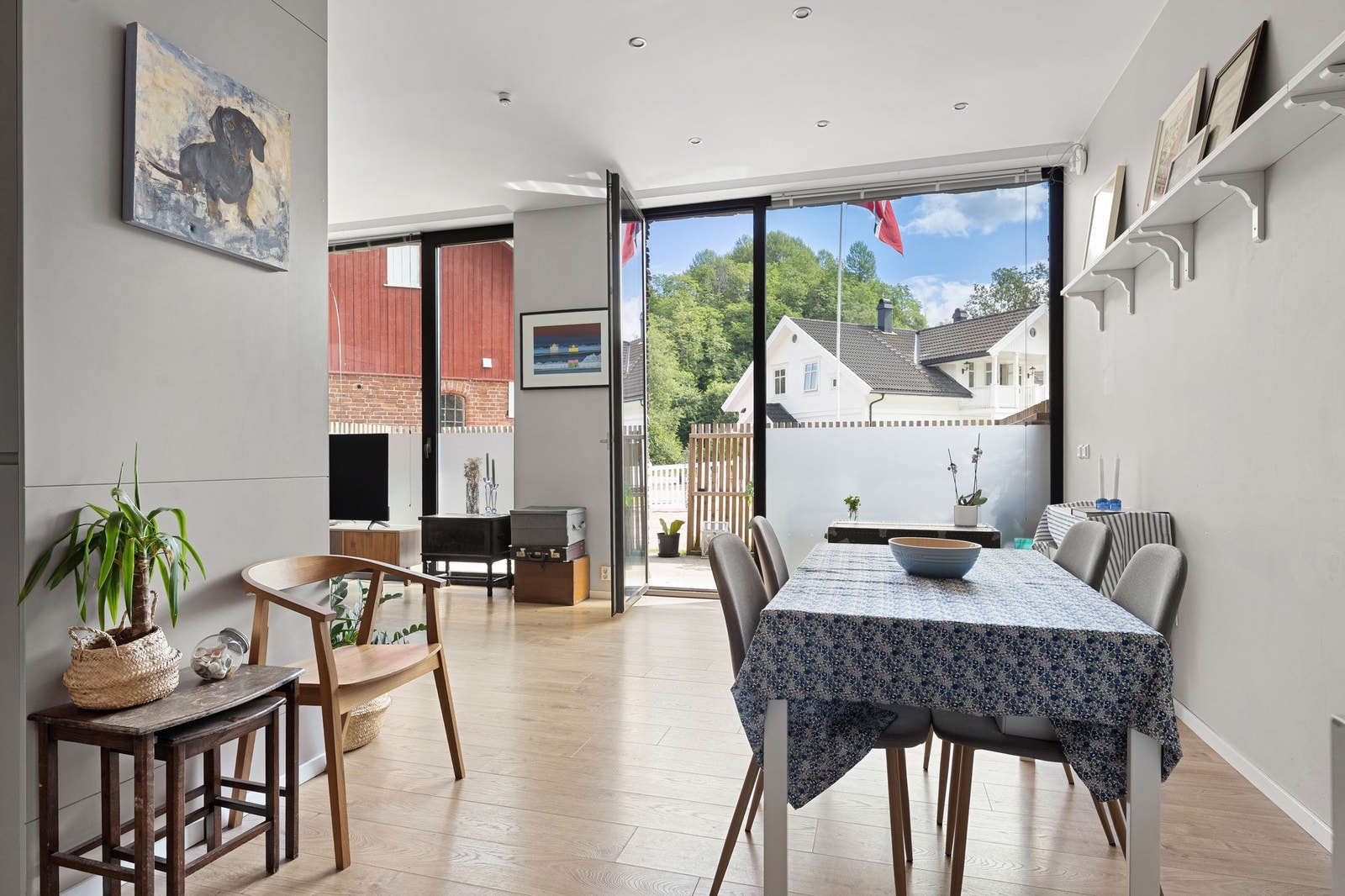 Stuen har en praktisk utforming. Galleribilde