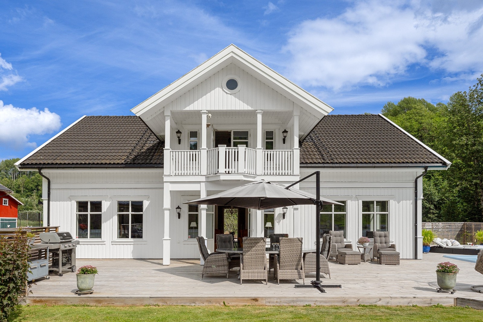 Fra stuen er det utgang til den store terrassen. Galleribilde