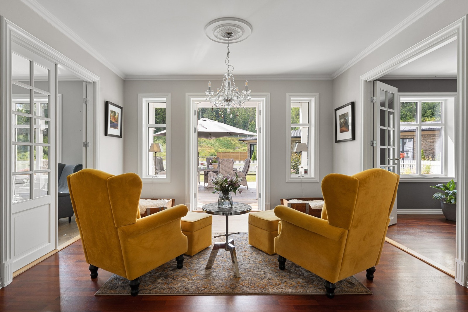 Boligen har to stuer i 1. etasje med store vindusflater som gir gode lysforhold. Galleribilde