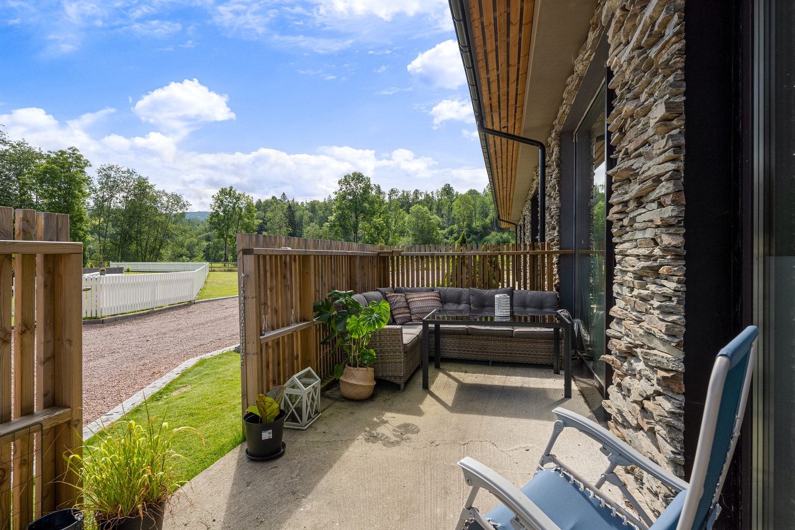 Egen uteplass for leiligheten. Galleribilde