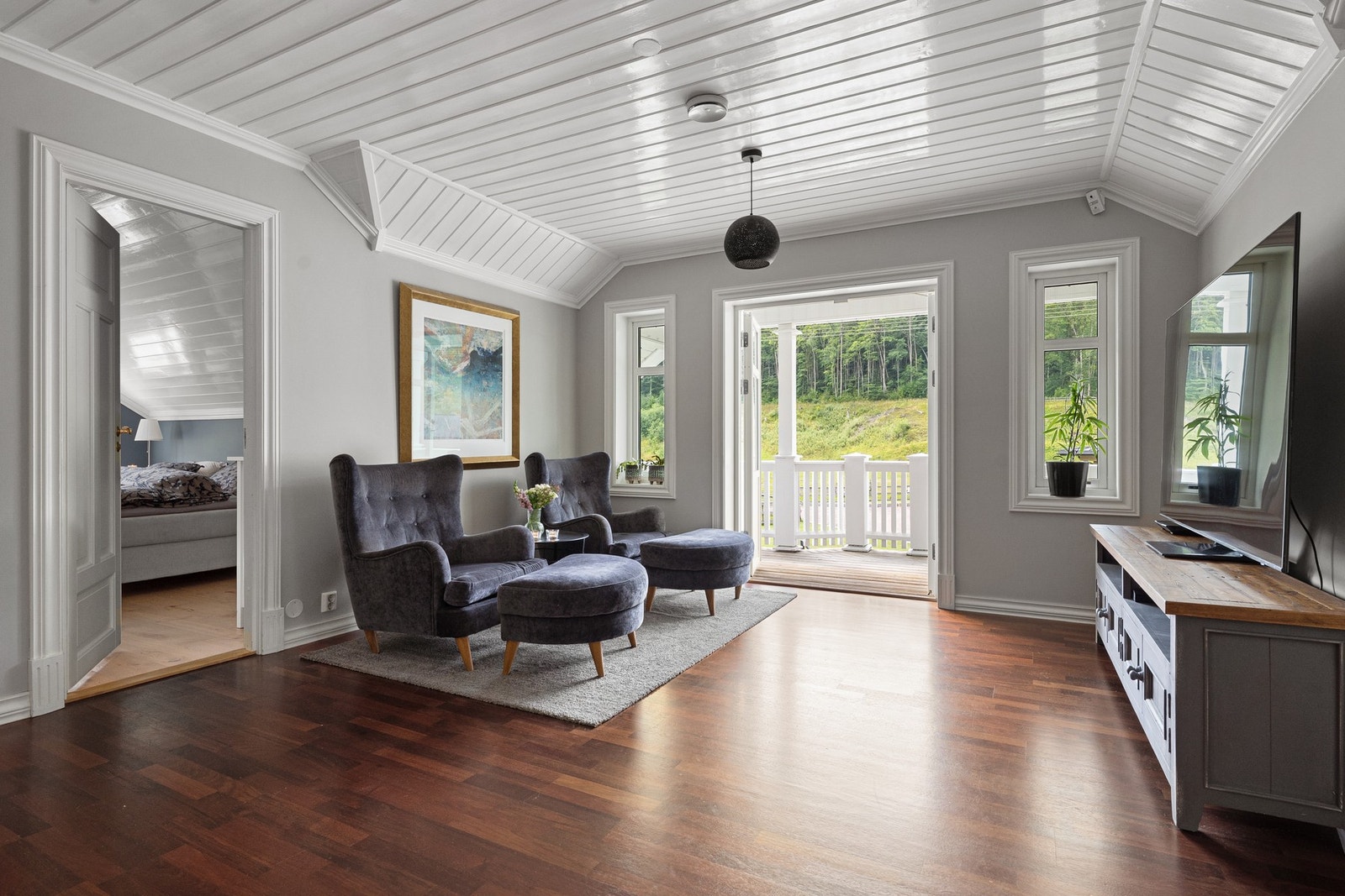 Stuen i 2. etasje har utgang til en overbygget balkong. Galleribilde