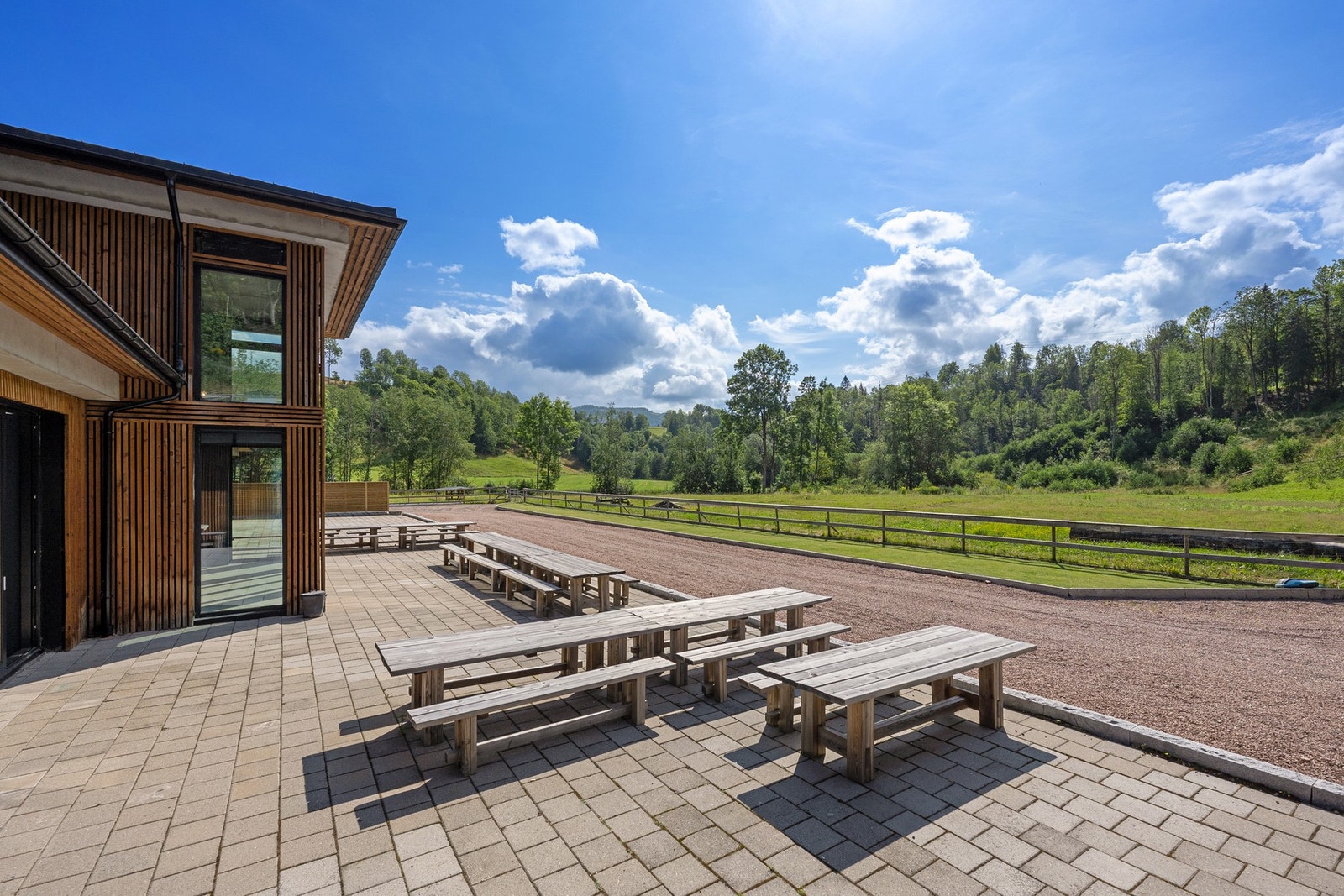 Her får du en kombinasjon av praktiske fasiliteter og landlig idyll, som gjør selskaper, bryllup og kursopphold til en minneverdig opplevelse. Galleribilde