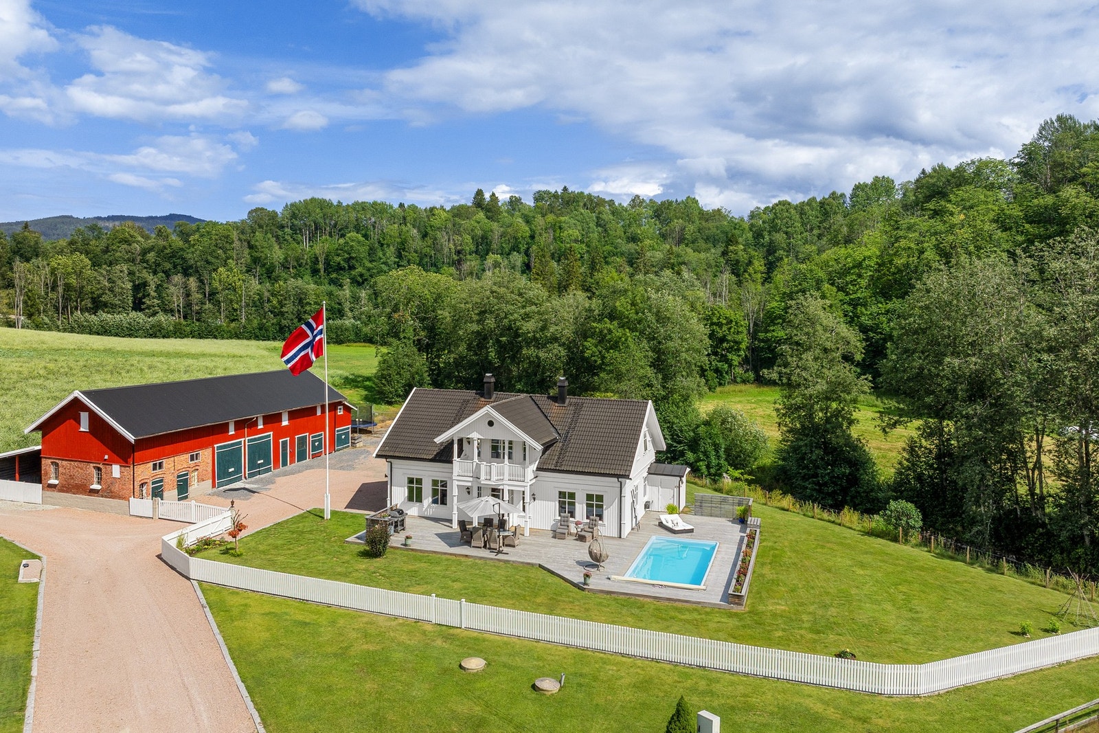 Eiendommen ligger idyllisk til i vakre Lierdalen, kun 22 km fra Drammen og 4 km fra Sylling. Galleribilde