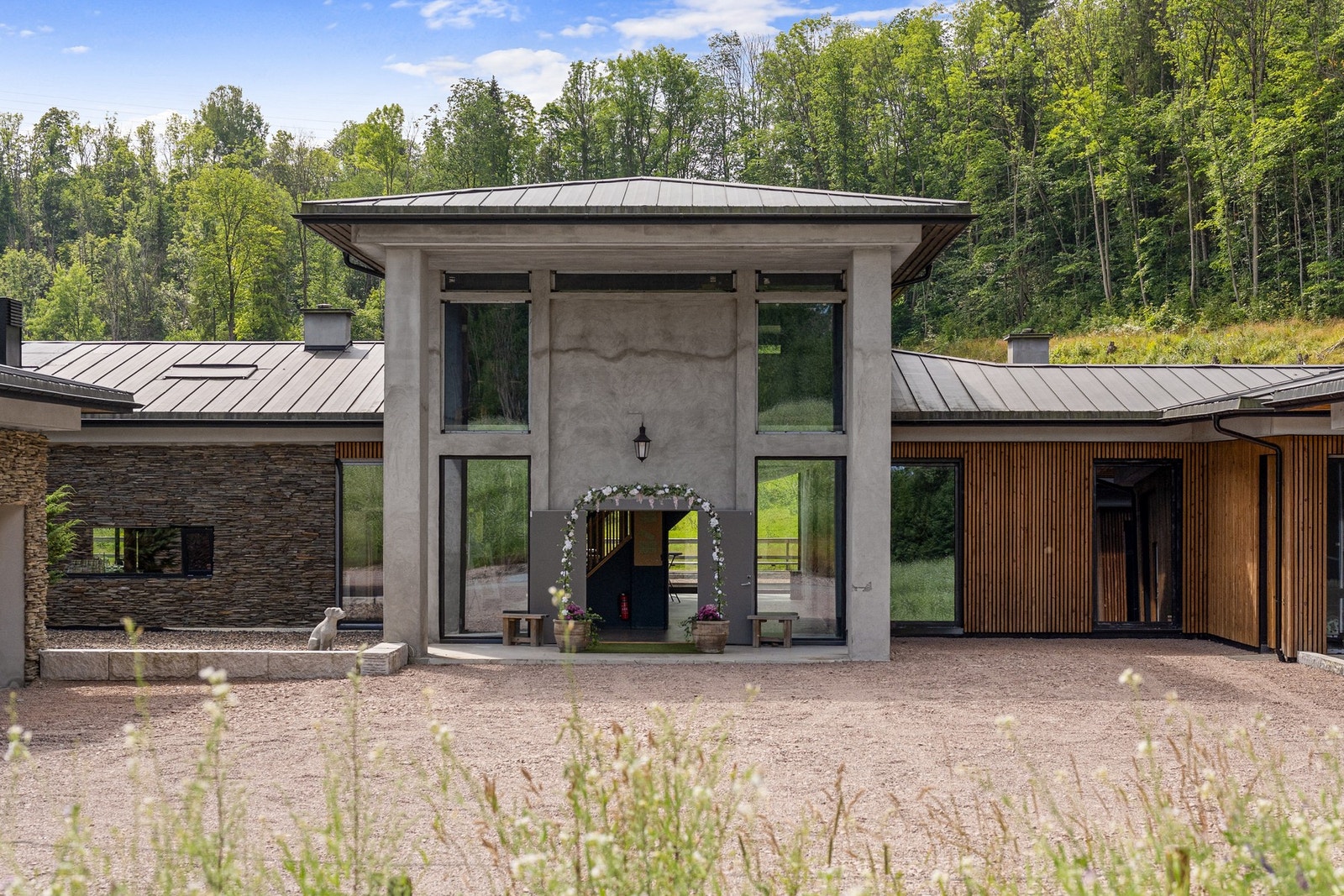 Bygget er på ca. 1 000 m² med en stor forsamlingssal, garderober, toaletter, storkjøkken med kjølerom, barløsning m.m. Galleribilde