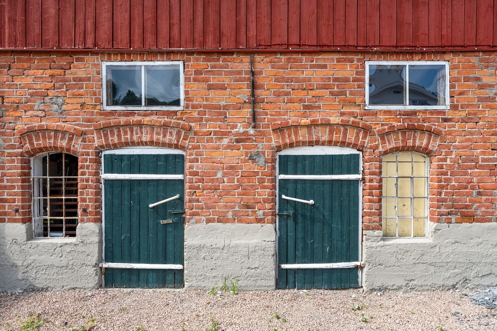 Tradisjonell låve med garasje og store bruksarealer - perfekt for hobby eller drift. Galleribilde