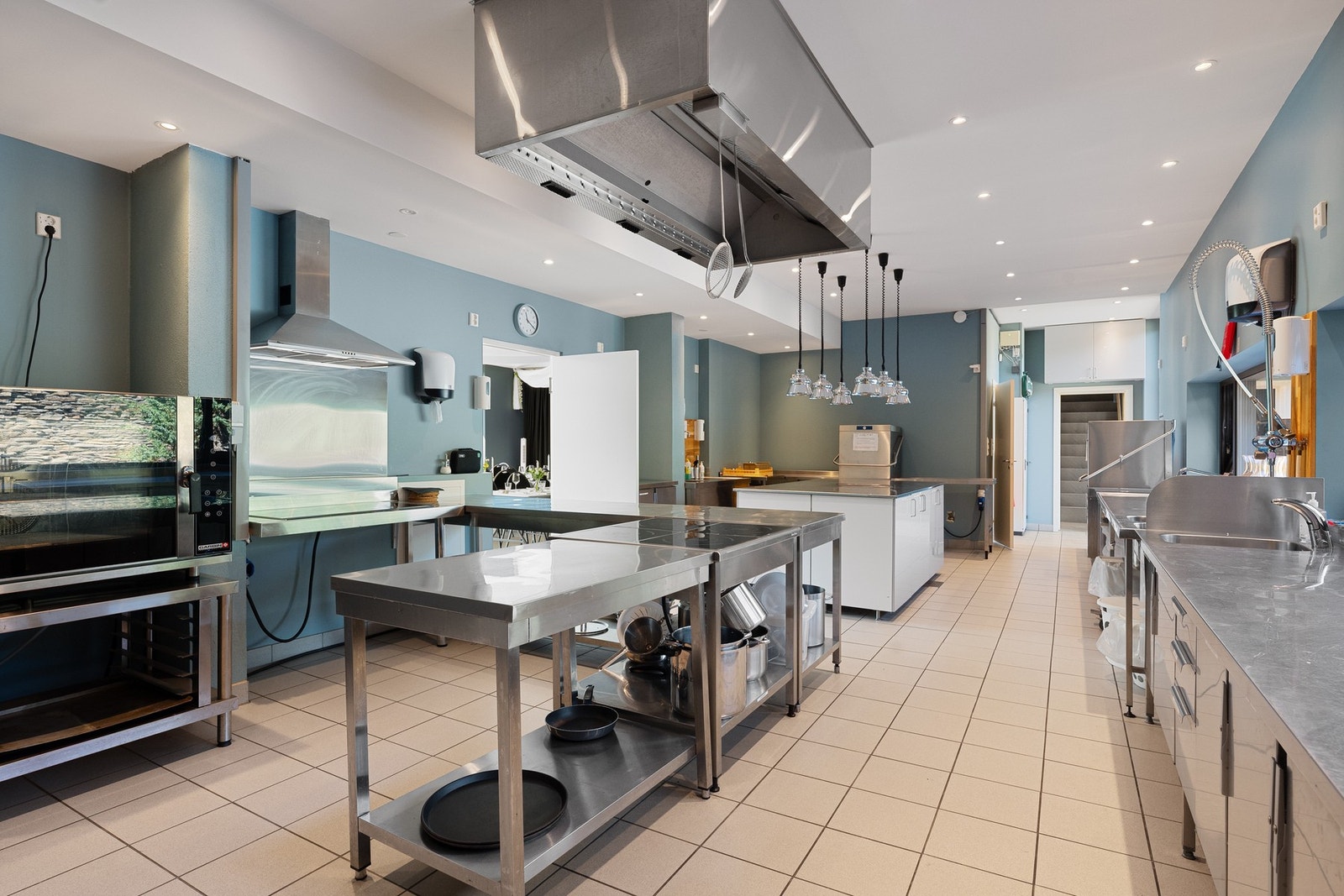 Tilknyttet finner du moderne storkjøkken og kjølerom, som gjør servering og catering enkelt. Galleribilde