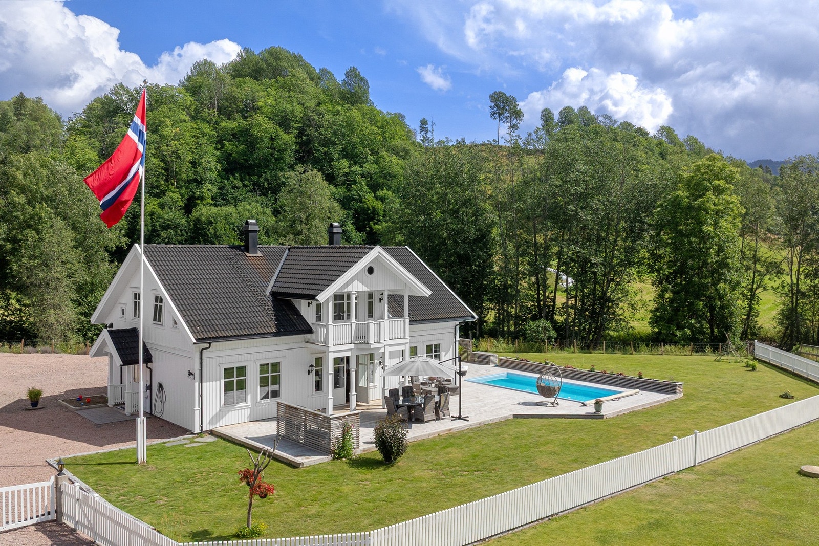 Eneboligen er fra 2007 med gjennomgående god standard. Galleribilde