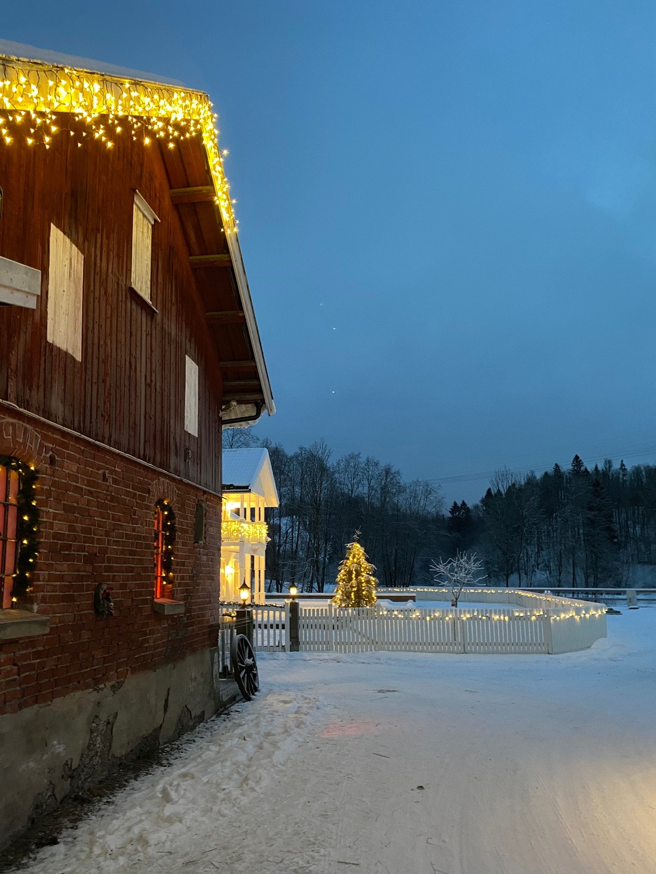 På vinteren forvandles småbruket til et eventyrlig landskap, med snødekte jorder og lune omgivelser som gir ekte gårdsidyll. Galleribilde