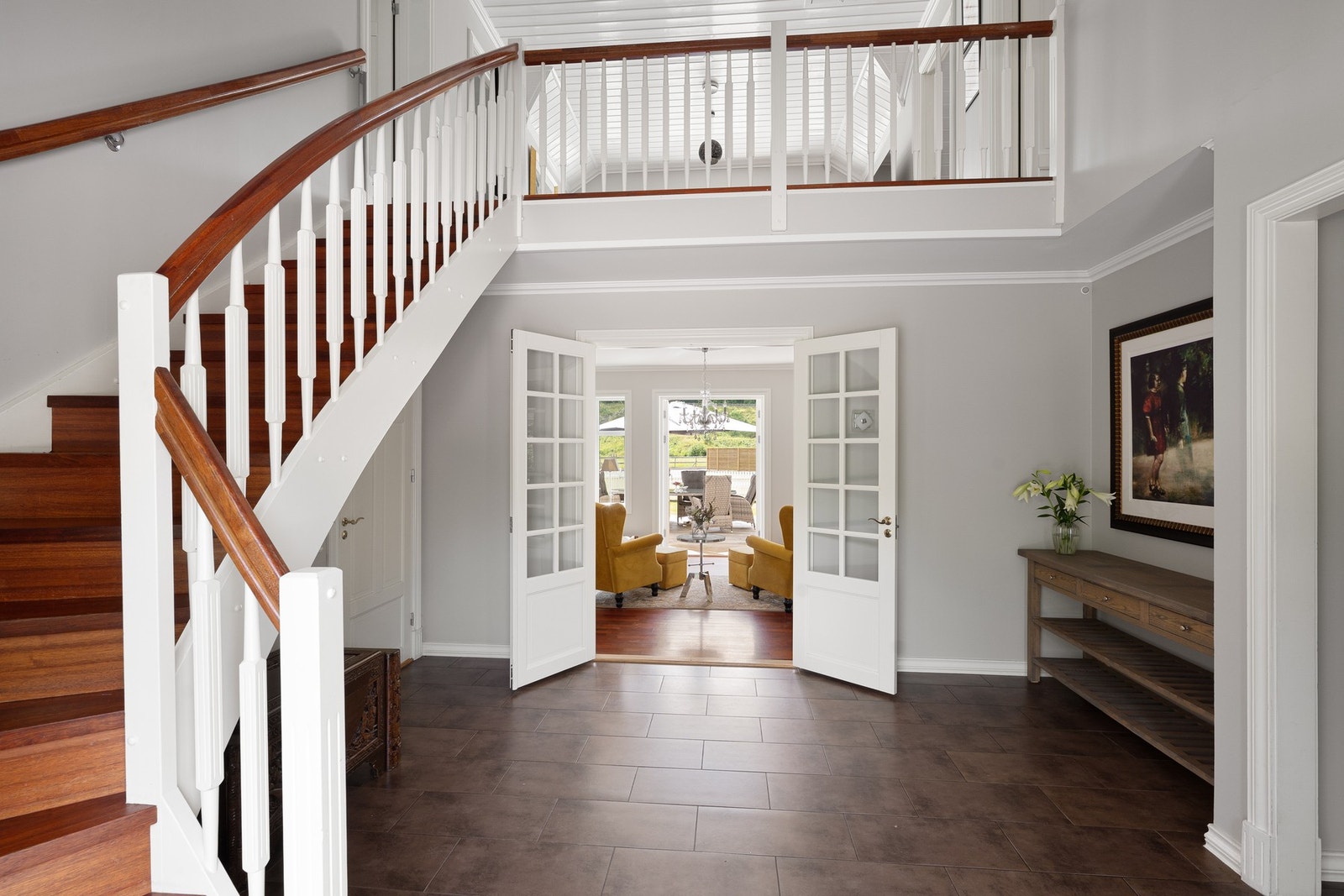 Velkommen inn i en romslig hall med god plass til praktiske garderobeløsninger. Fra hallen har du direkte adkomst til både kjøkken, stue og husets øvrige planløsning. Galleribilde