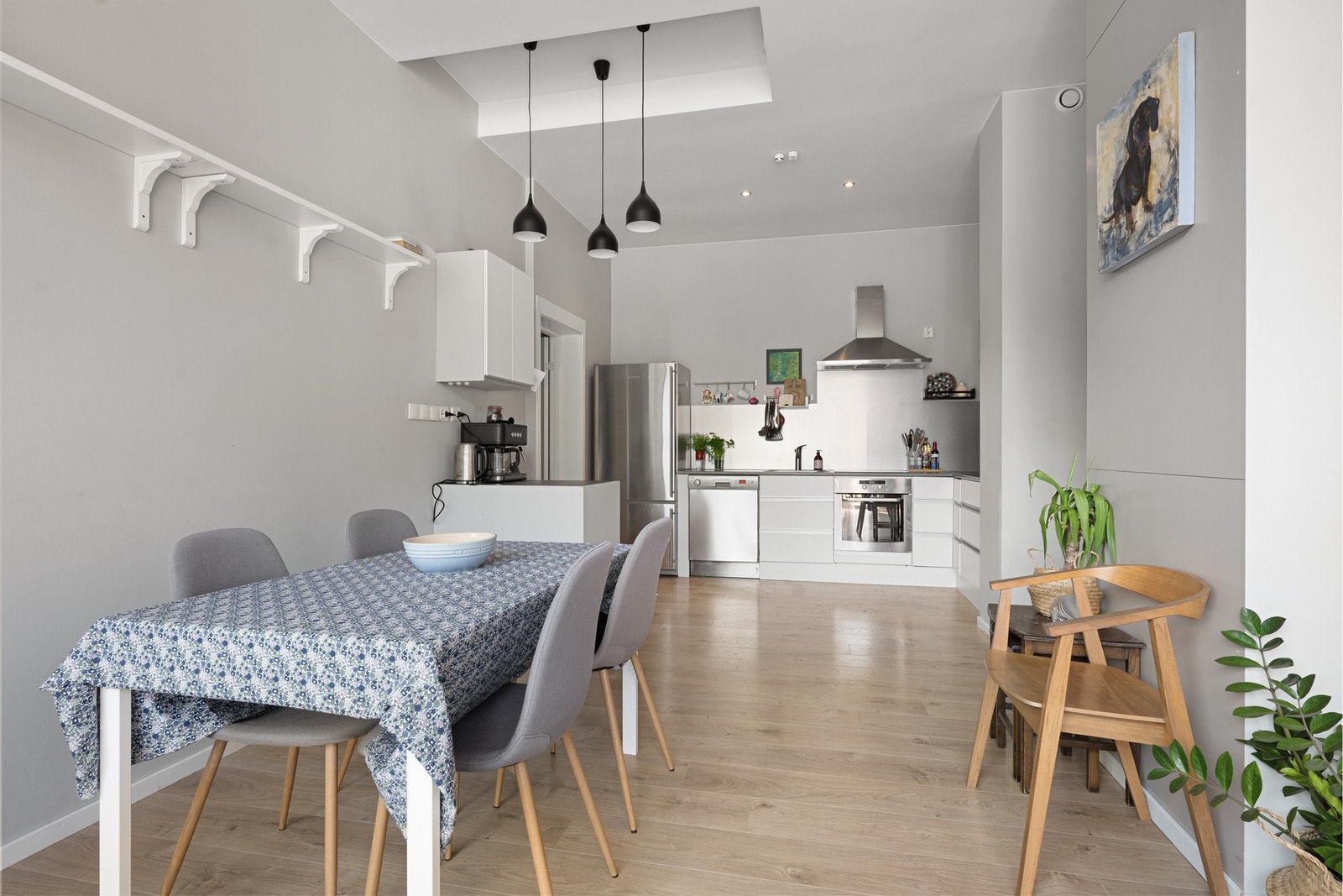 Spisestue med åpen kjøkkenløsning. Galleribilde