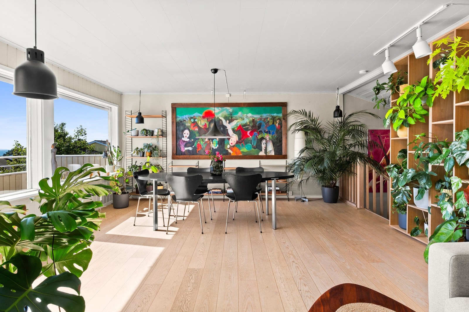 Utsikten, takhøyden, lysforholdene og halvplan-løsningen gir boligen en helt spesiell atmosfære. Galleribilde