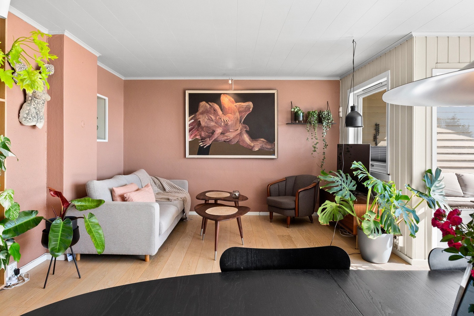 Stuen ligger i toppetasjen, der landskapet og fjorden setter rammen. Galleribilde