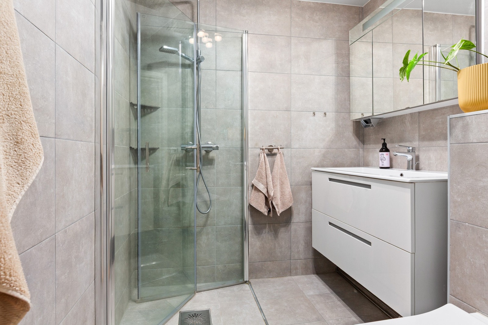 Pent, flislagt bad fra 2020 med varmekabler i gulvet. Galleribilde