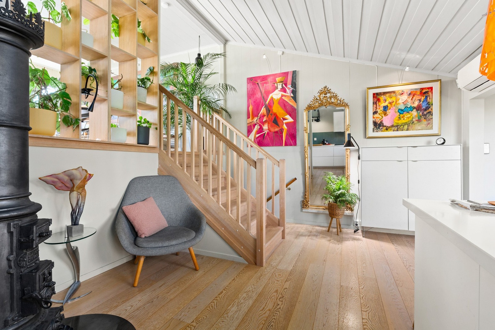 Fra kjøkkenet går det trapp opp til stuen. Galleribilde