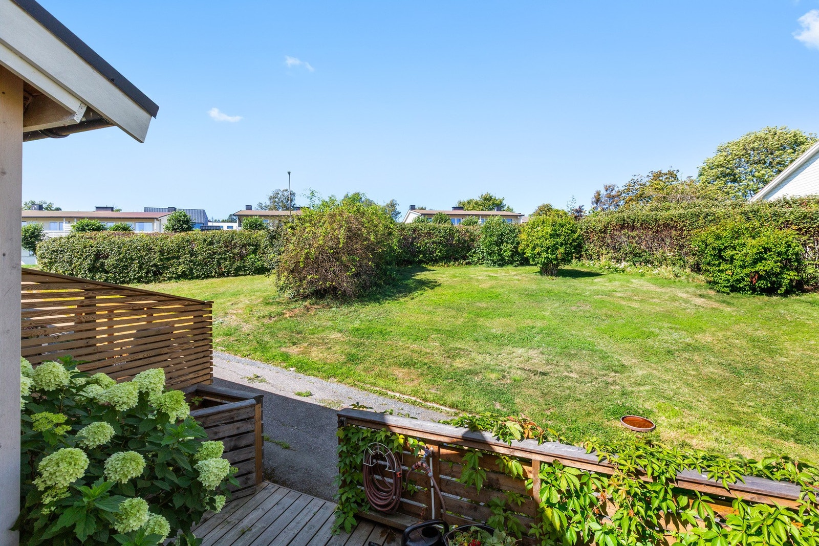 Terrassen på forsiden av huset med ettermiddags- og kveldssol Galleribilde