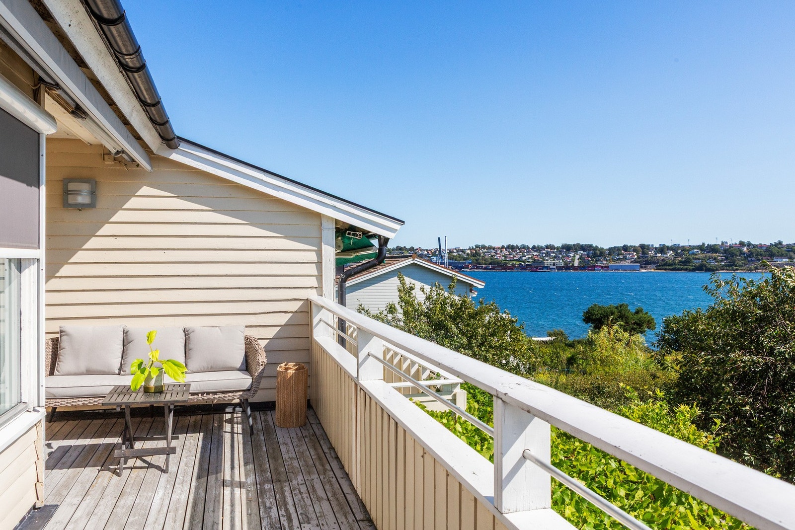 Fra stuen er det utgang til en stor utsiktsbalkong. Galleribilde