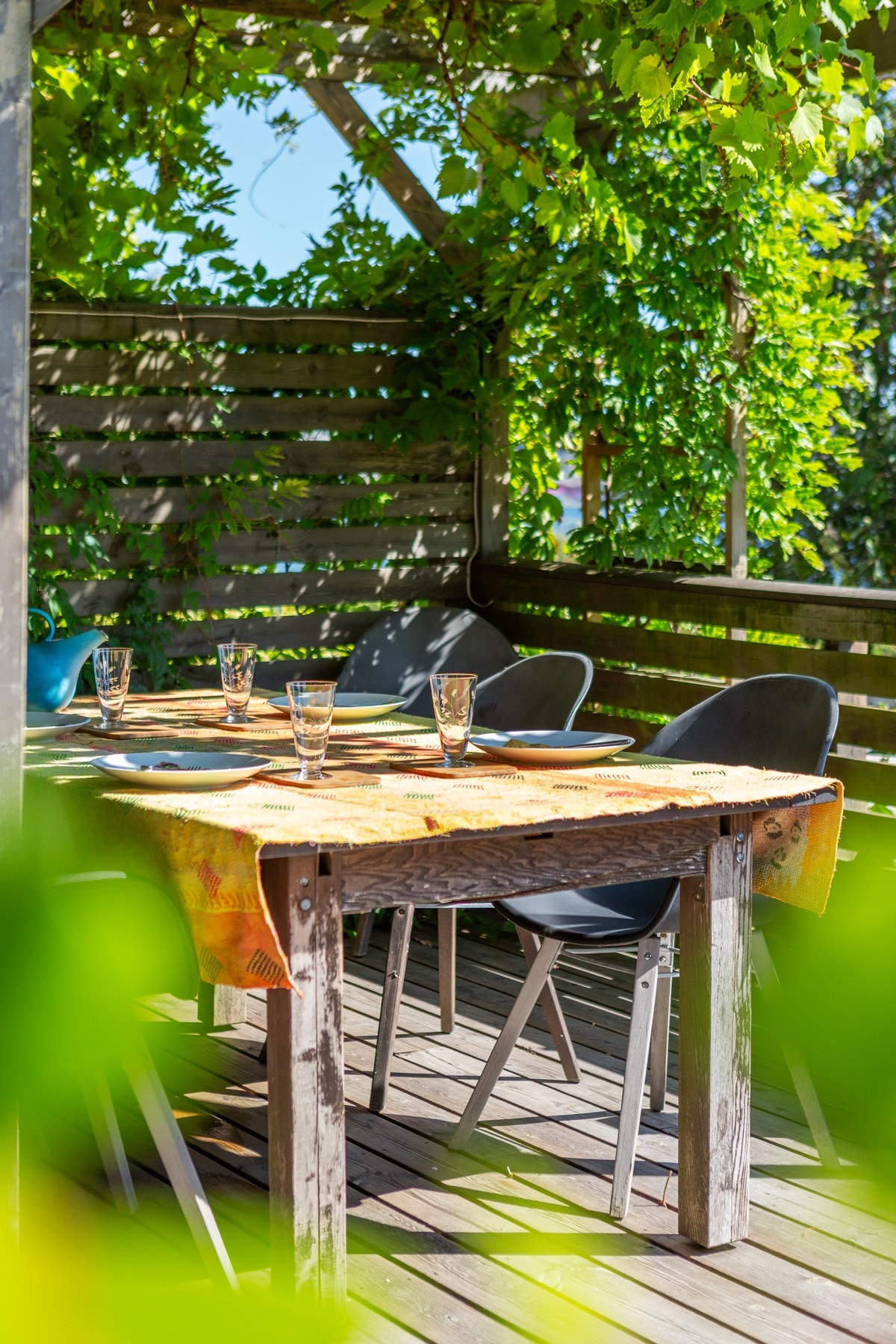 Stemning på en stor veranda mot hagen under pergolaen Galleribilde