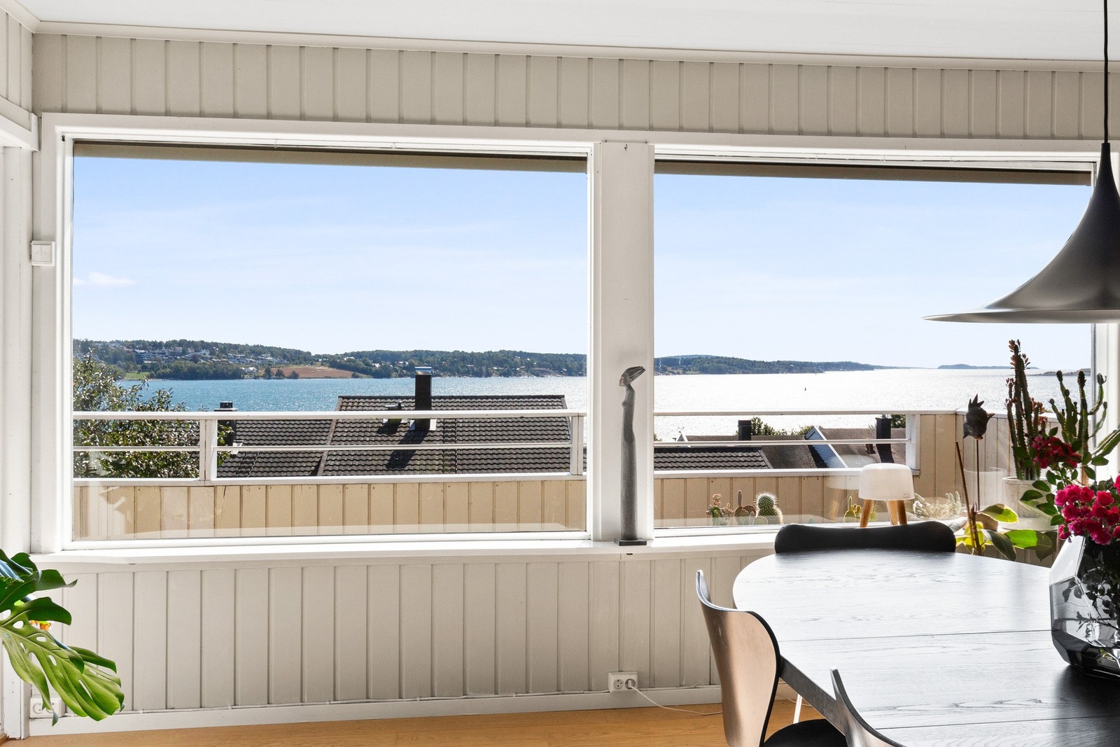 De store vindusflatene gir flott utsikt og lar deg følge Bastøfergen over fjorden. Galleribilde