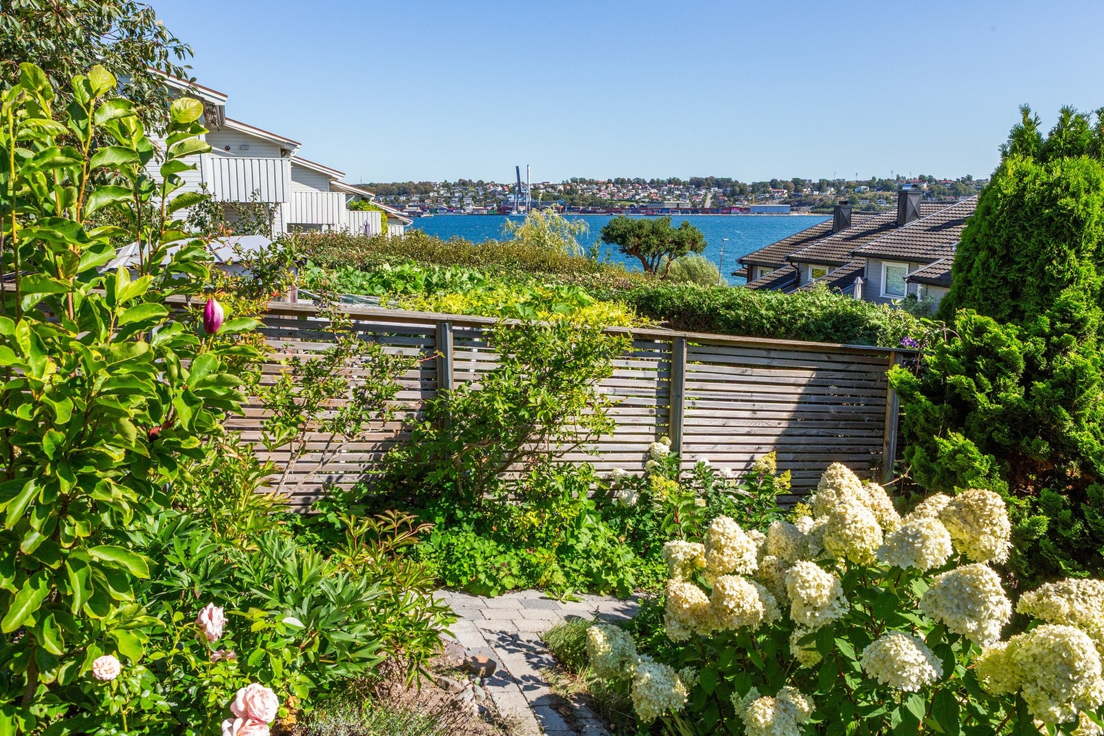 Rundt St. Hans har du morgensol i stuen til ca. kl. 17.00, deretter flytter solen seg til forsiden av huset og varer til ca. kl. 20.30. Galleribilde