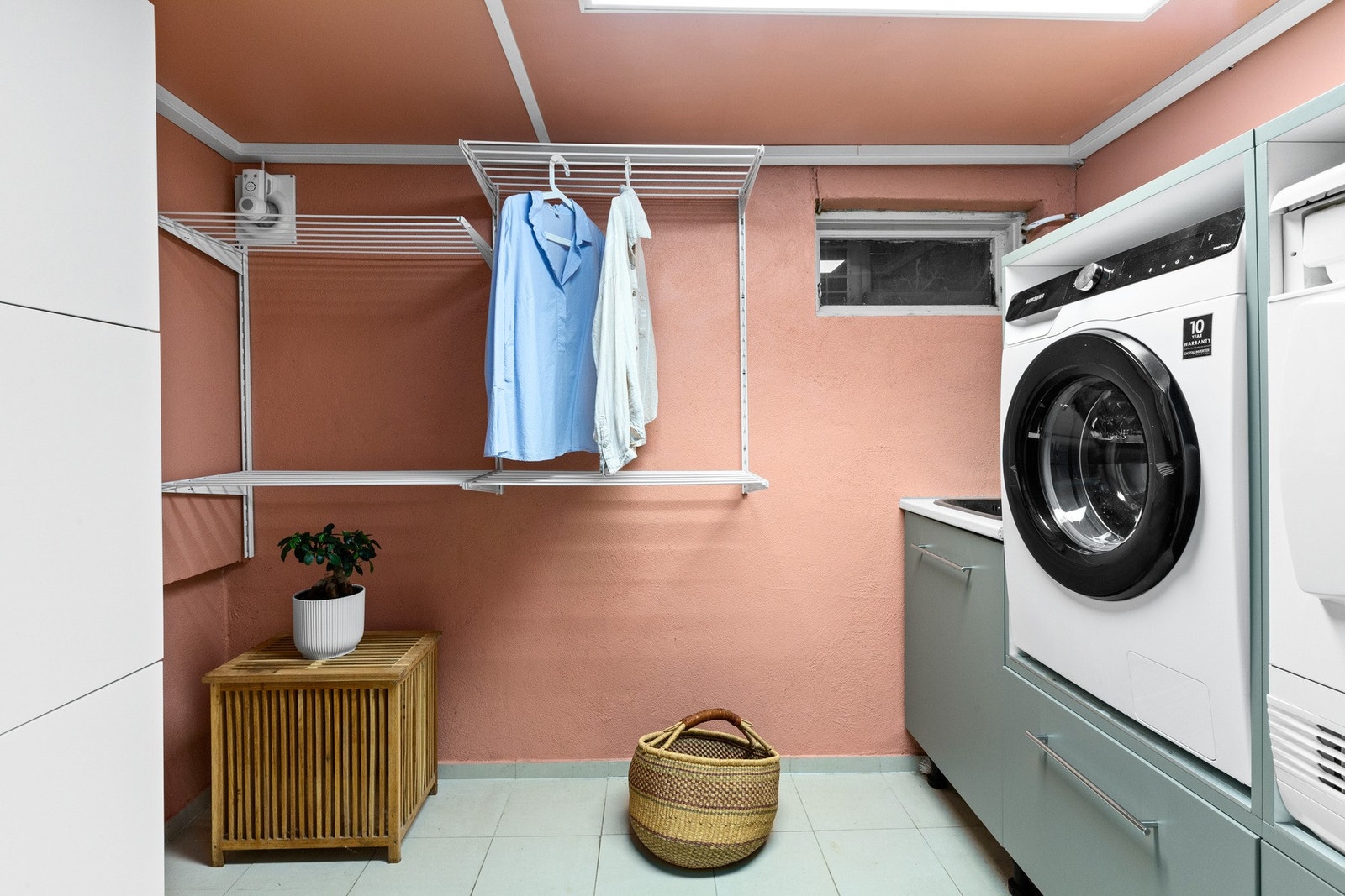 Delikat vaskerom i kjelleren fra 2022 med varmekabler og automatisk utluftningsvifte Galleribilde