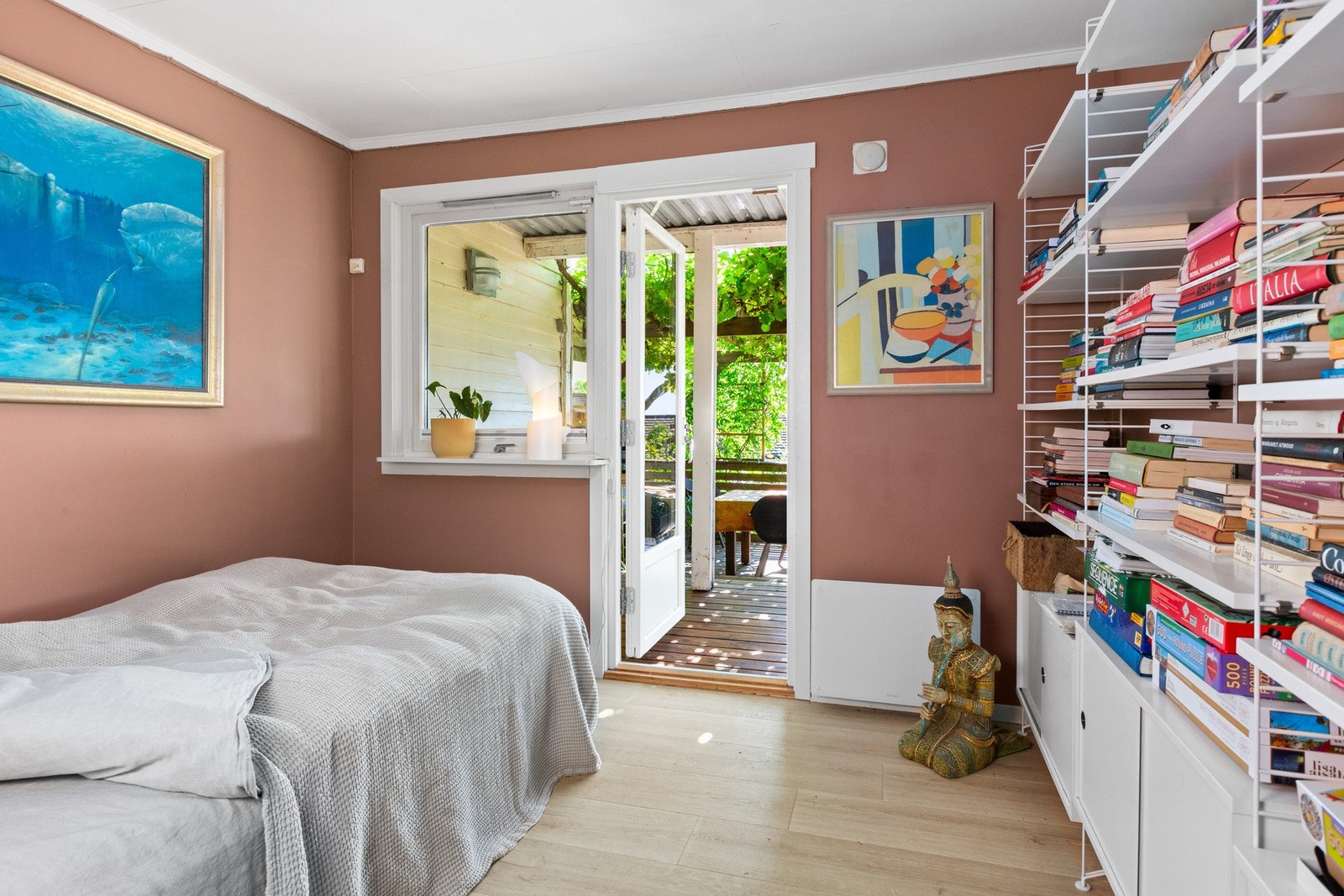 Det andre soverommet har utgang til en stor, solrik terrasse på baksiden av huset. Galleribilde