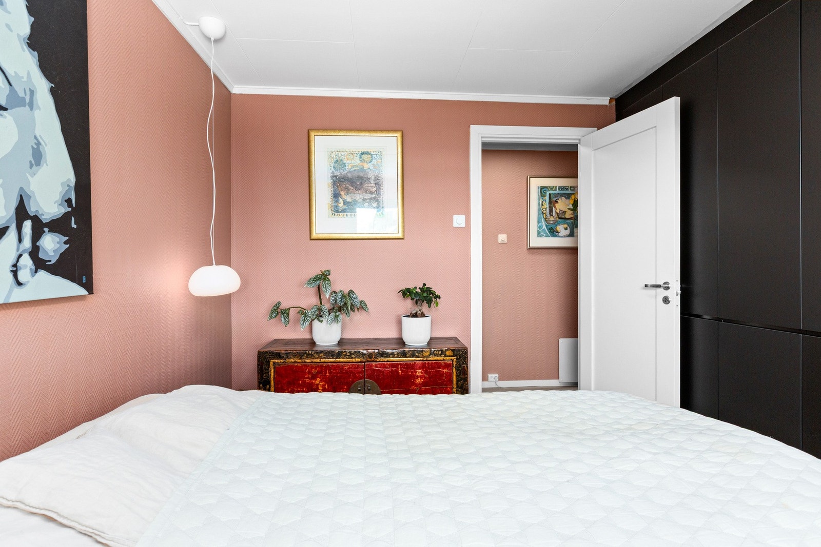 Hovedsoverommet har et stort, nytt garderobeskap fra Quick som strekker seg fra gulv til tak langs én vegg. Galleribilde