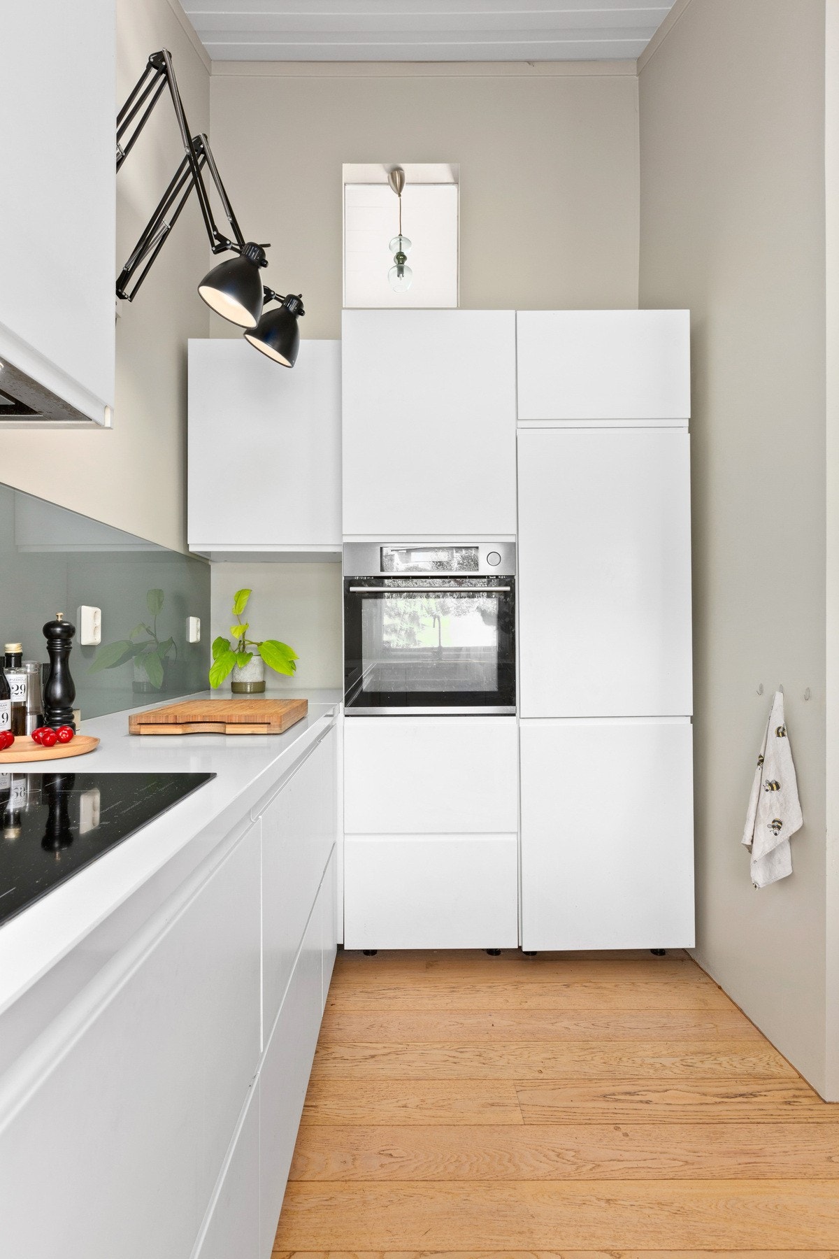 Hvitevarene består av integrert komfyr, platetopp, kjøleskap og oppvaskmaskin - alle medfølger i salget. Galleribilde