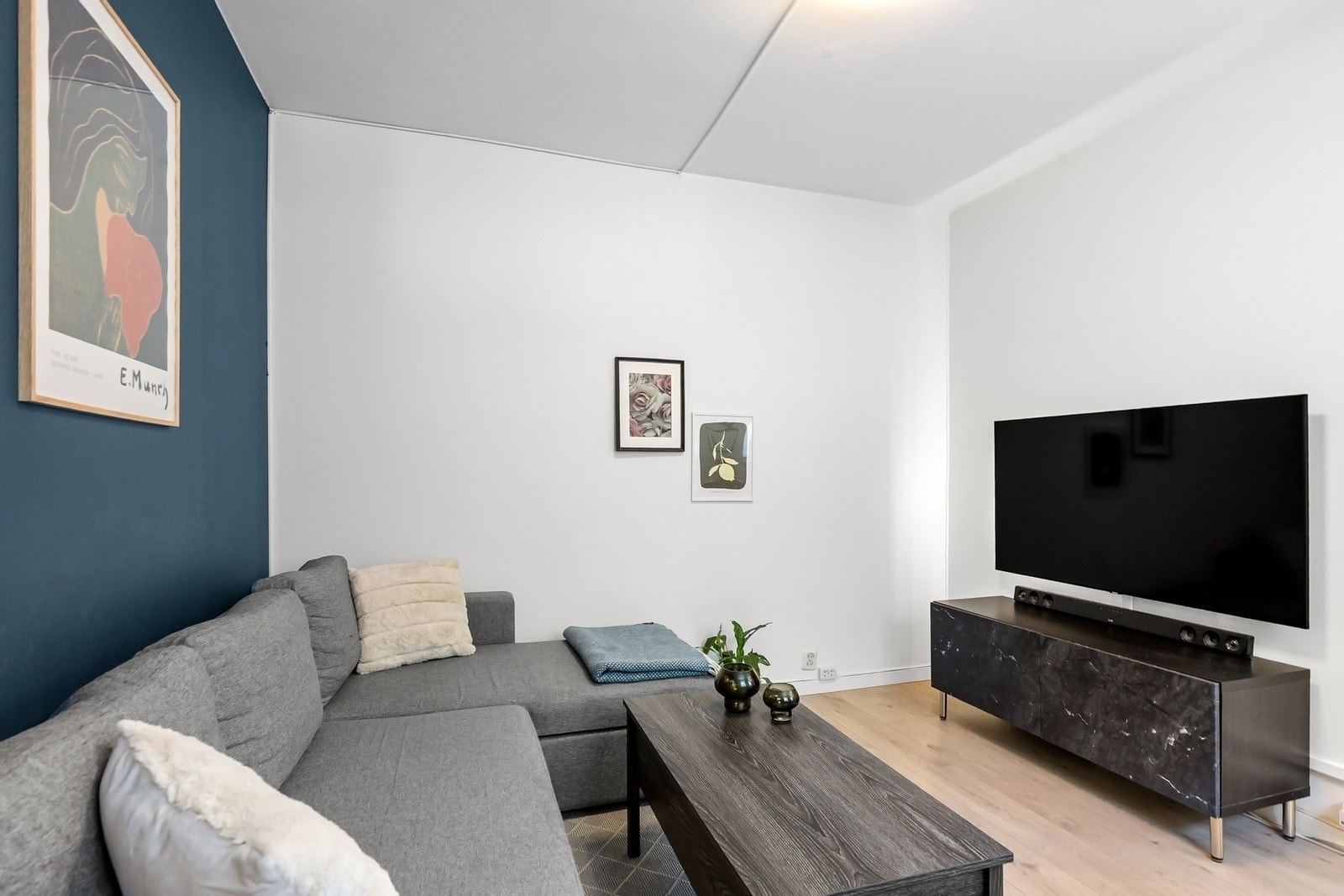 I stuen er det velegnet plass til en hyggelig sofakrok og mediemøblement. Galleribilde