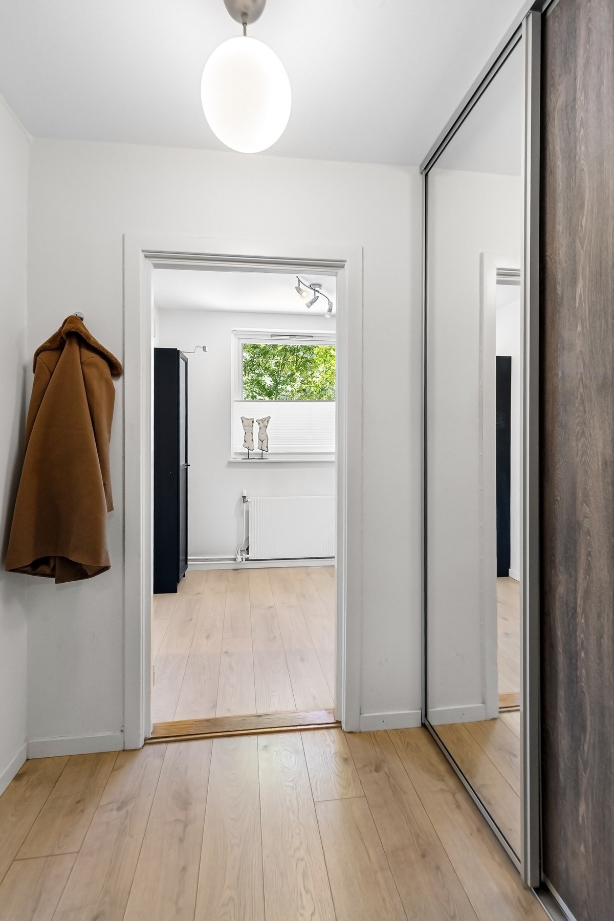 Romslig entré med skyvedørsgarderobe. Det er etablert callinganlegg. Galleribilde