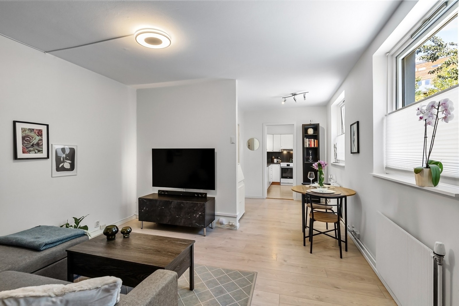 Dette er en pen 2-roms med fyring og varmtvann inkludert. Galleribilde