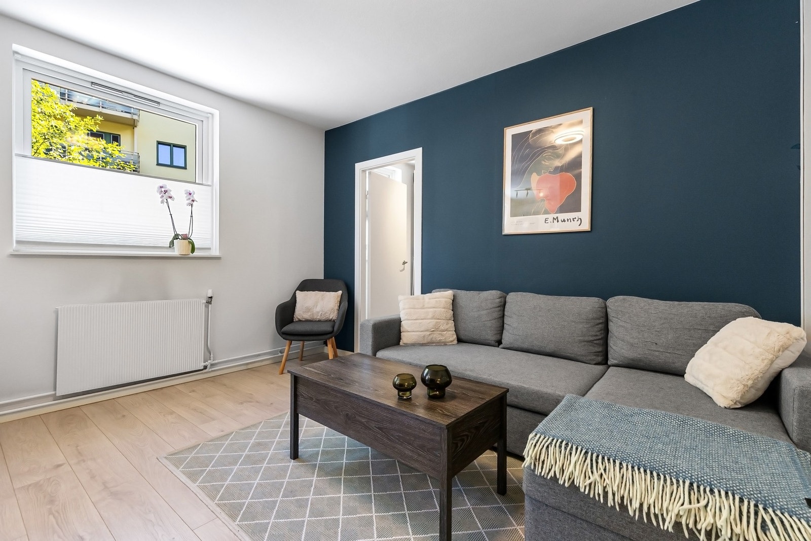 Boligen har gjennomgående bruk av lyst énstavs gulv. Galleribilde