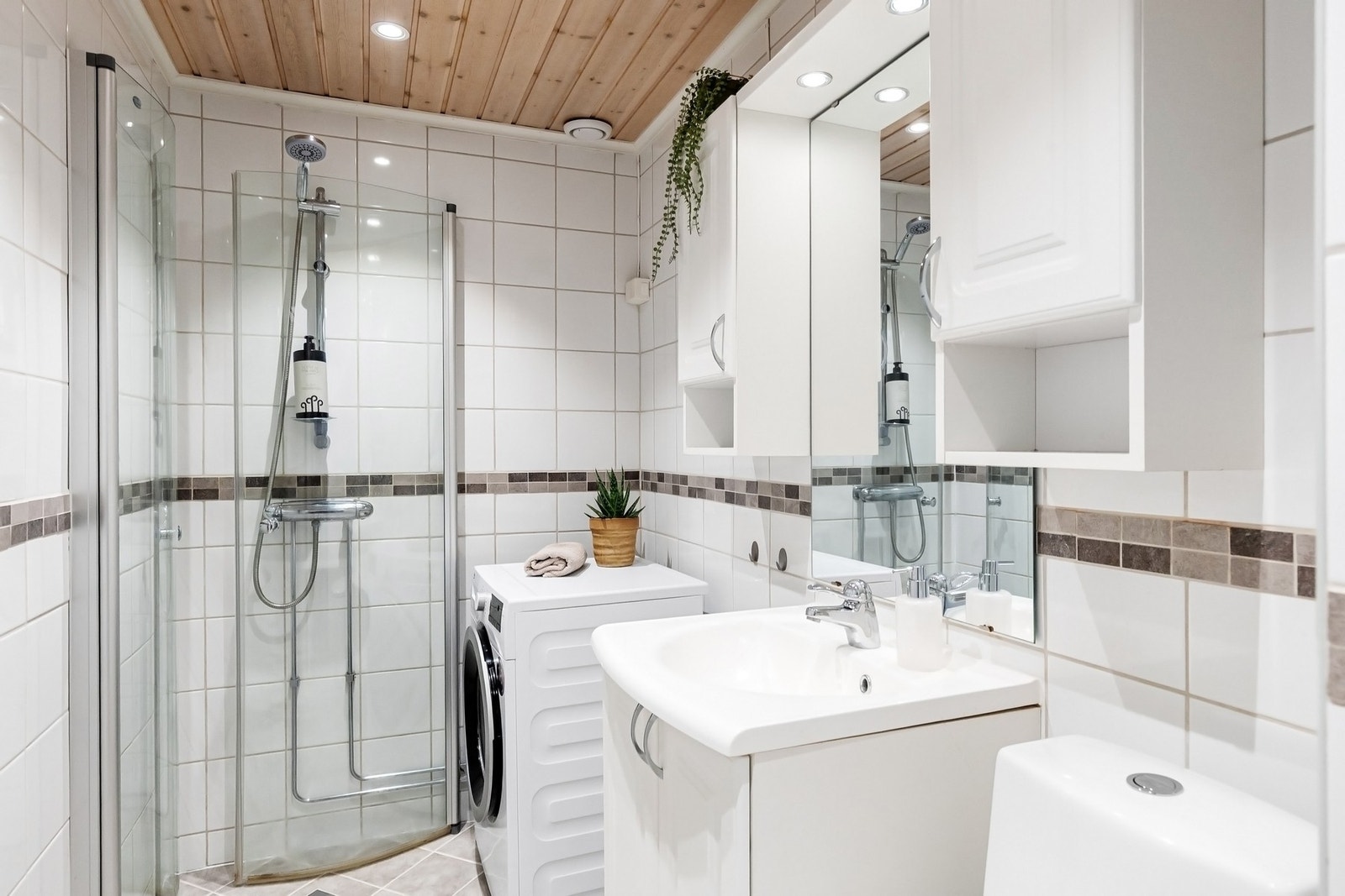 Pent flislagt bad fra 2008 oppusset i regi av borettslaget. Det er opplegg for vaskemaskin. Galleribilde