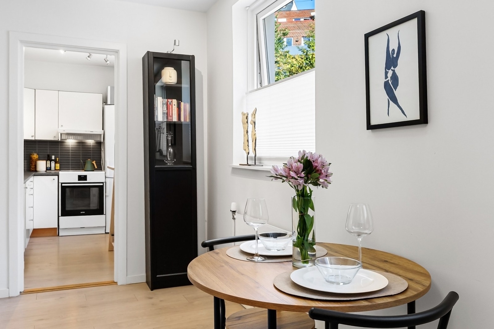 Leiligheten ligger i en skjermet og høy 1.etasje. Galleribilde