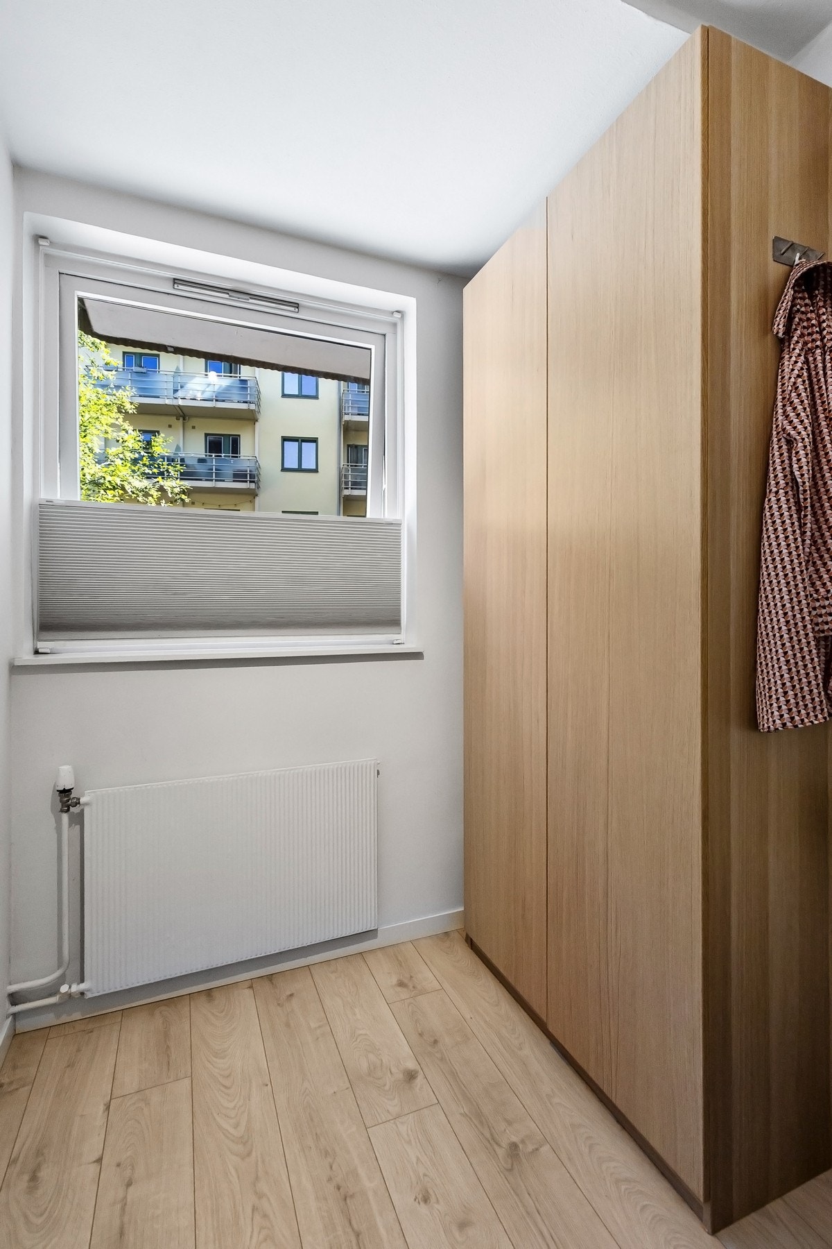 Gode oppbevaringsmuligheter i medfølgende garderobeskap. Galleribilde