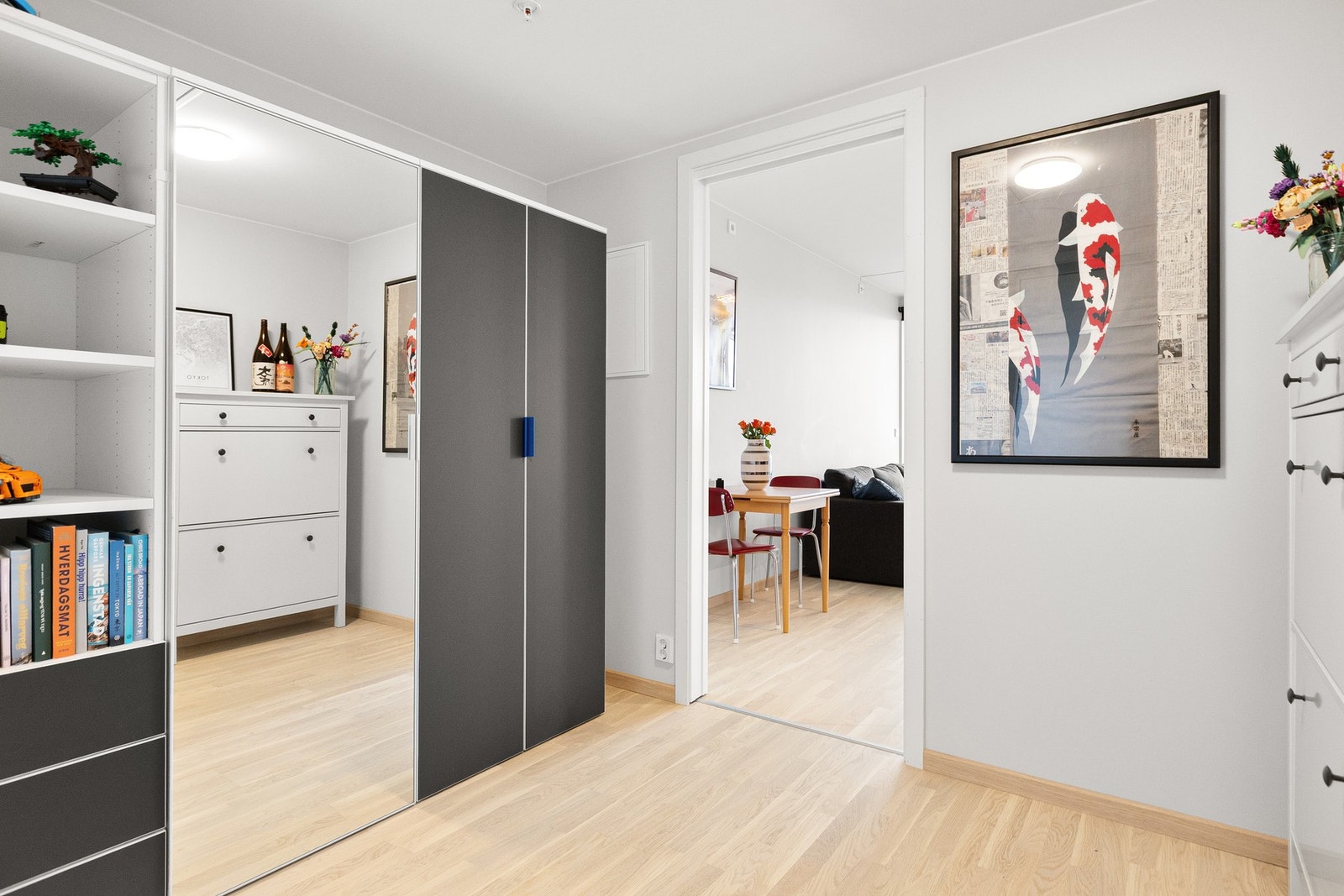 Entré med god plass og garderobe Galleribilde