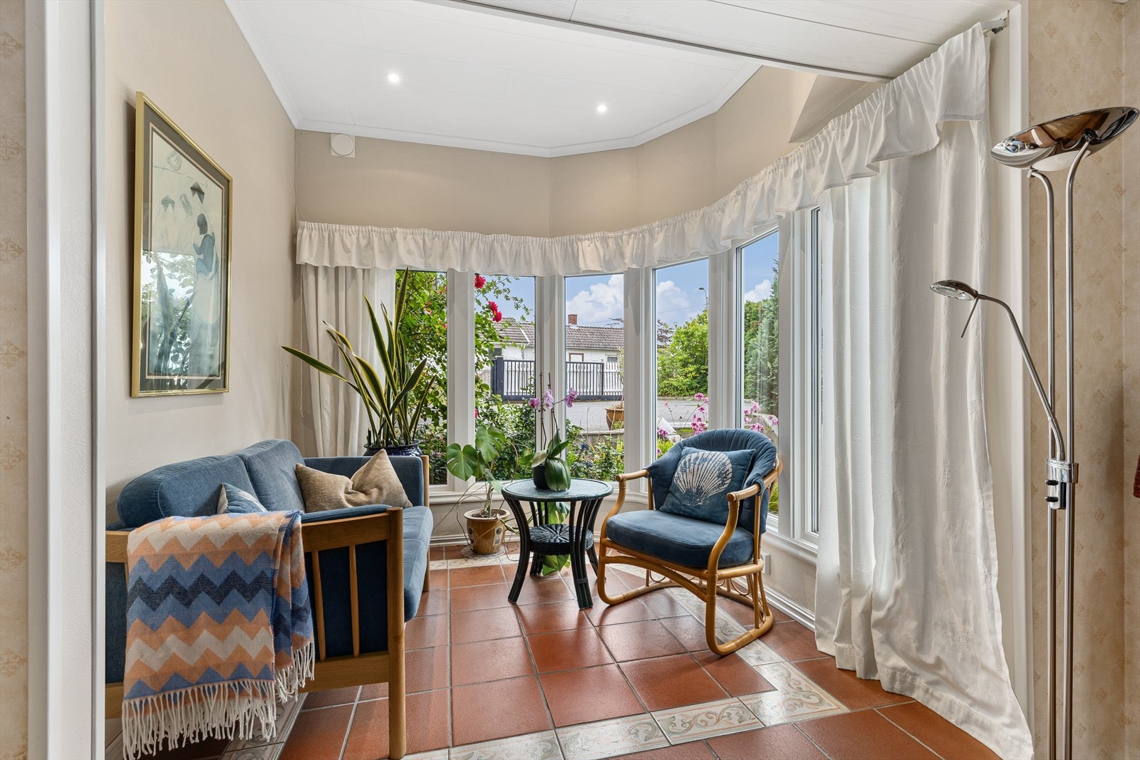 Rett ved kjøkkenet er det en lun og koselig lounge med flotte vinduer. Galleribilde