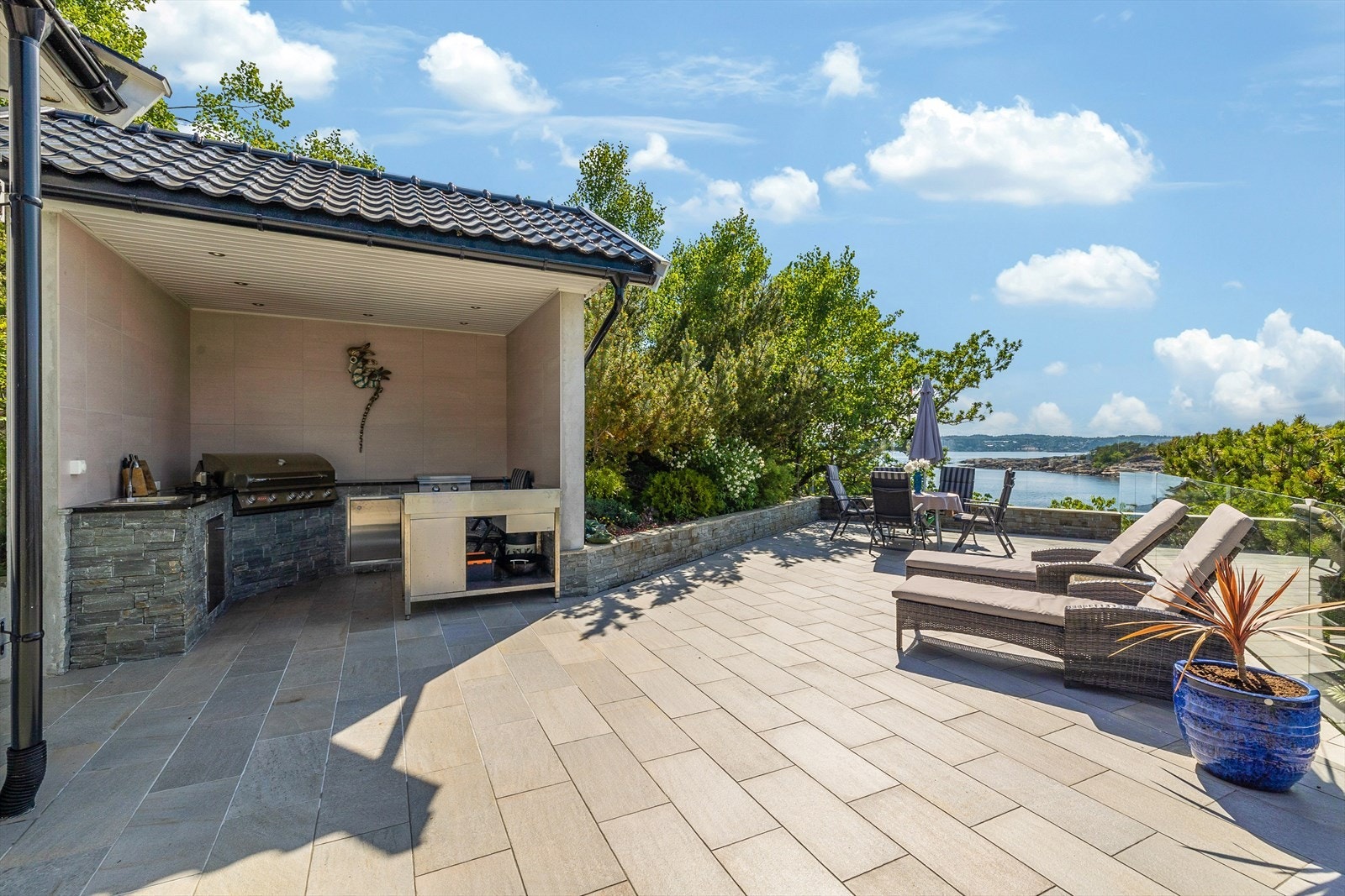 På terrasseplattingen ved stuen er det en lun nisje med innholdsrikt utekjøkken. Galleribilde